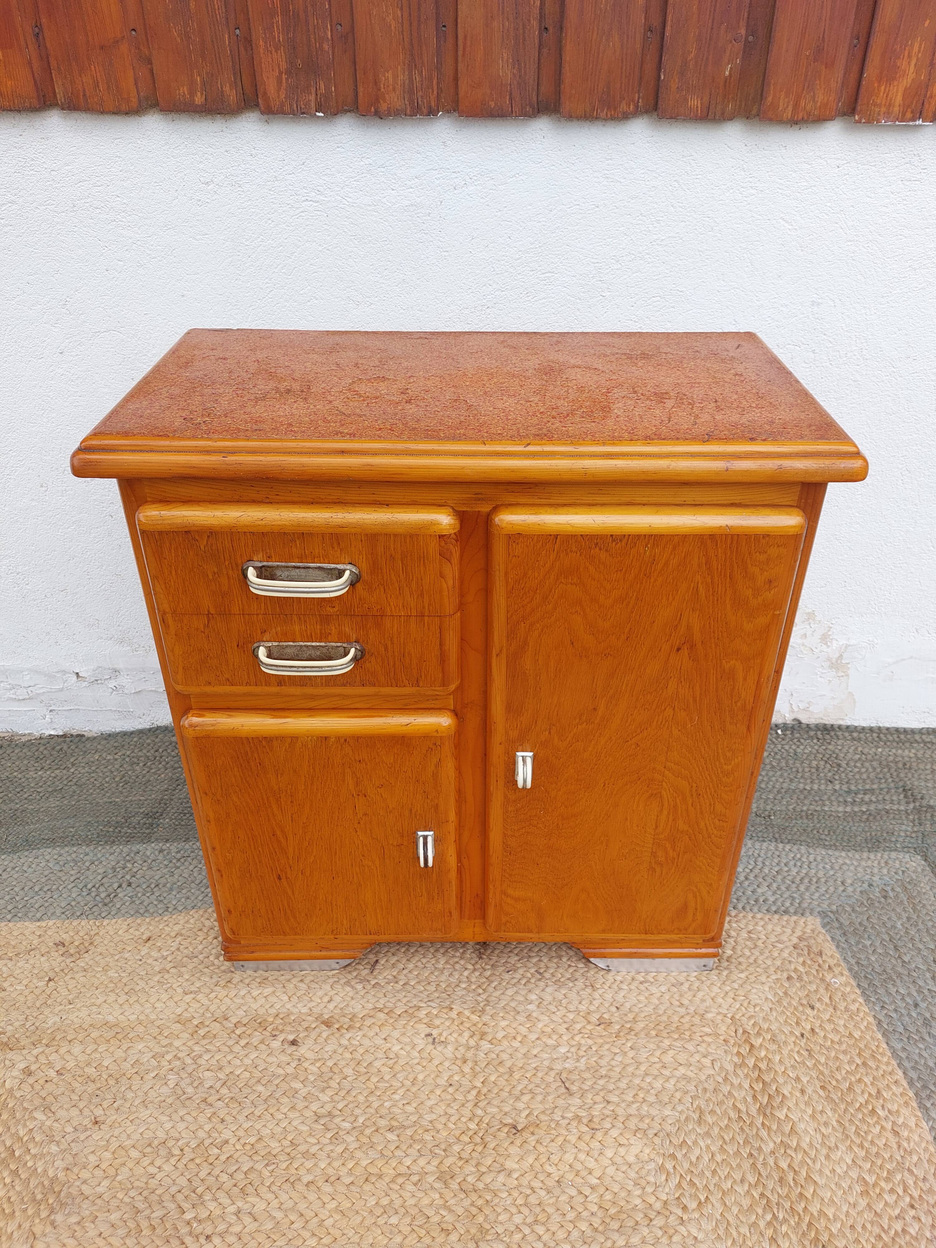 Mado buffet, asymmetrical doors and metal