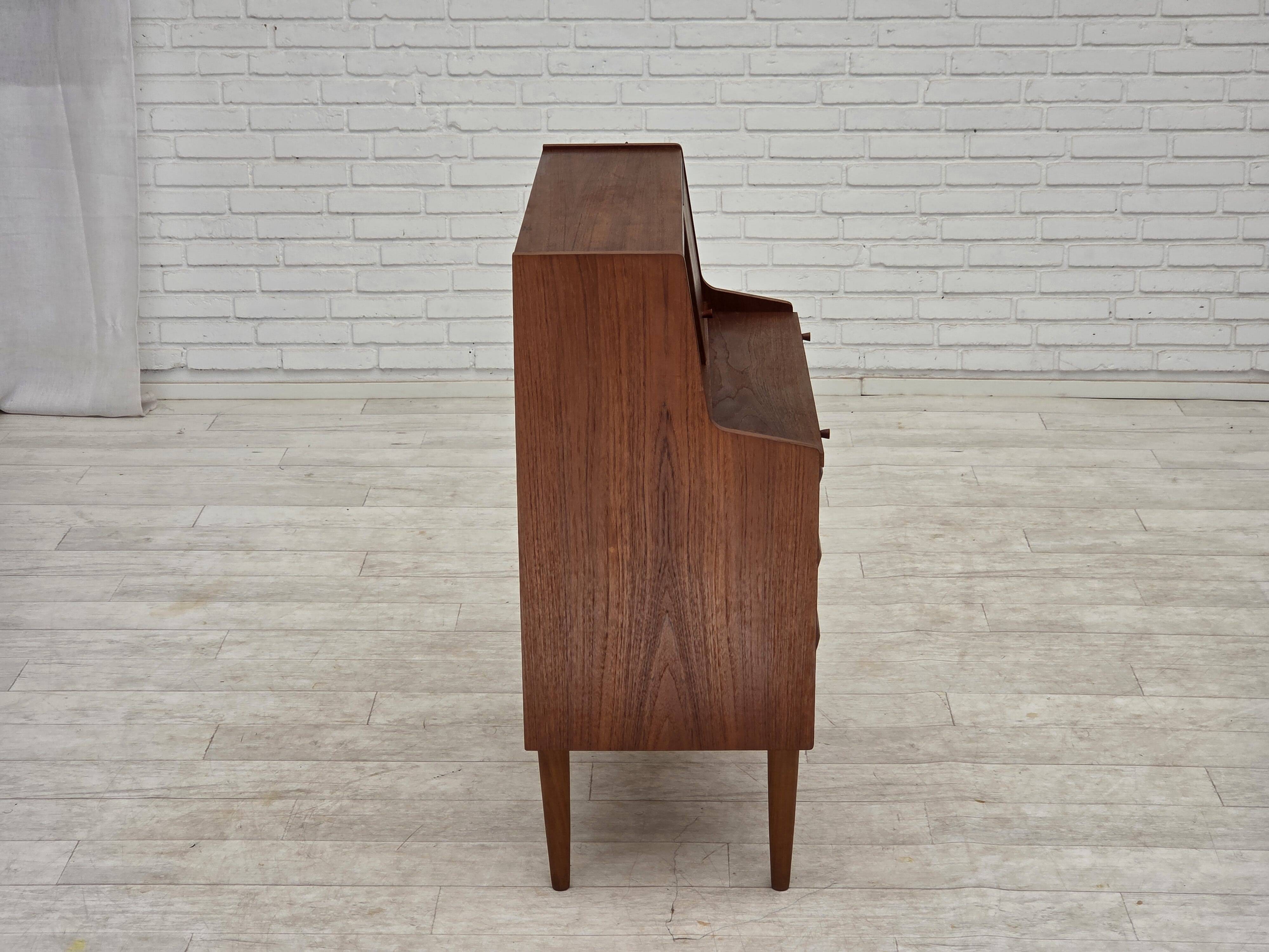 Commode danoise des années 1970 avec un miroir pliant, en bois de teck.