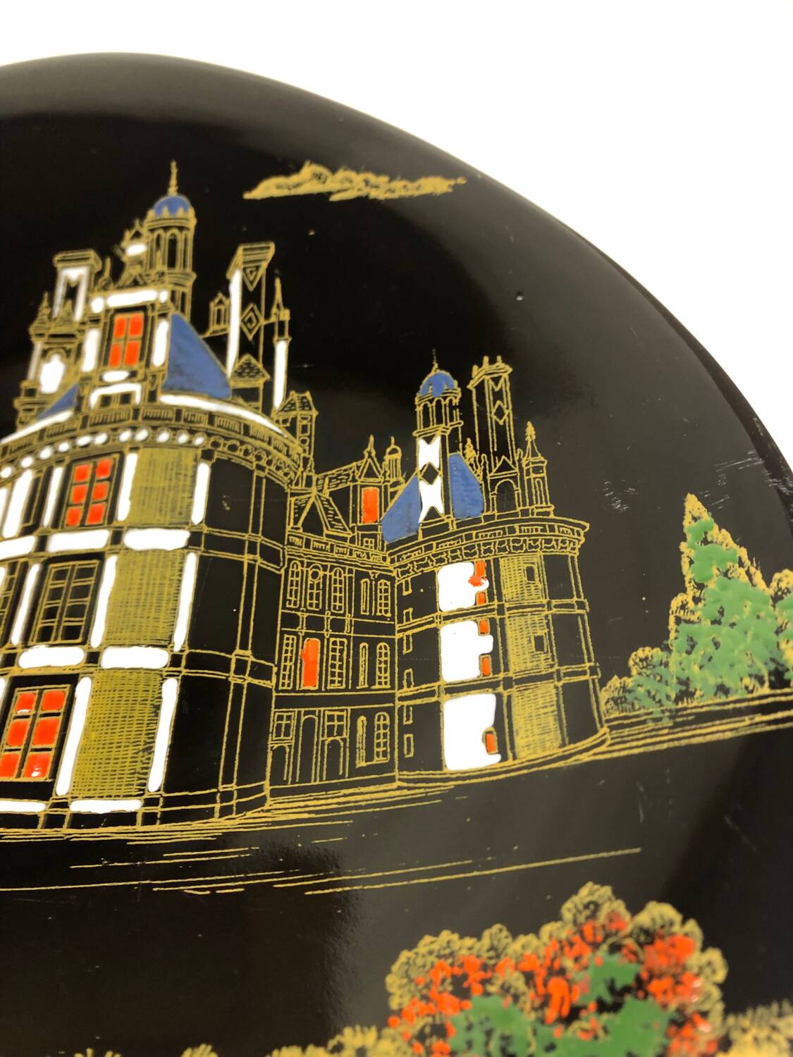 Plat en céramique de Longwy, décor Chambord par Valenti