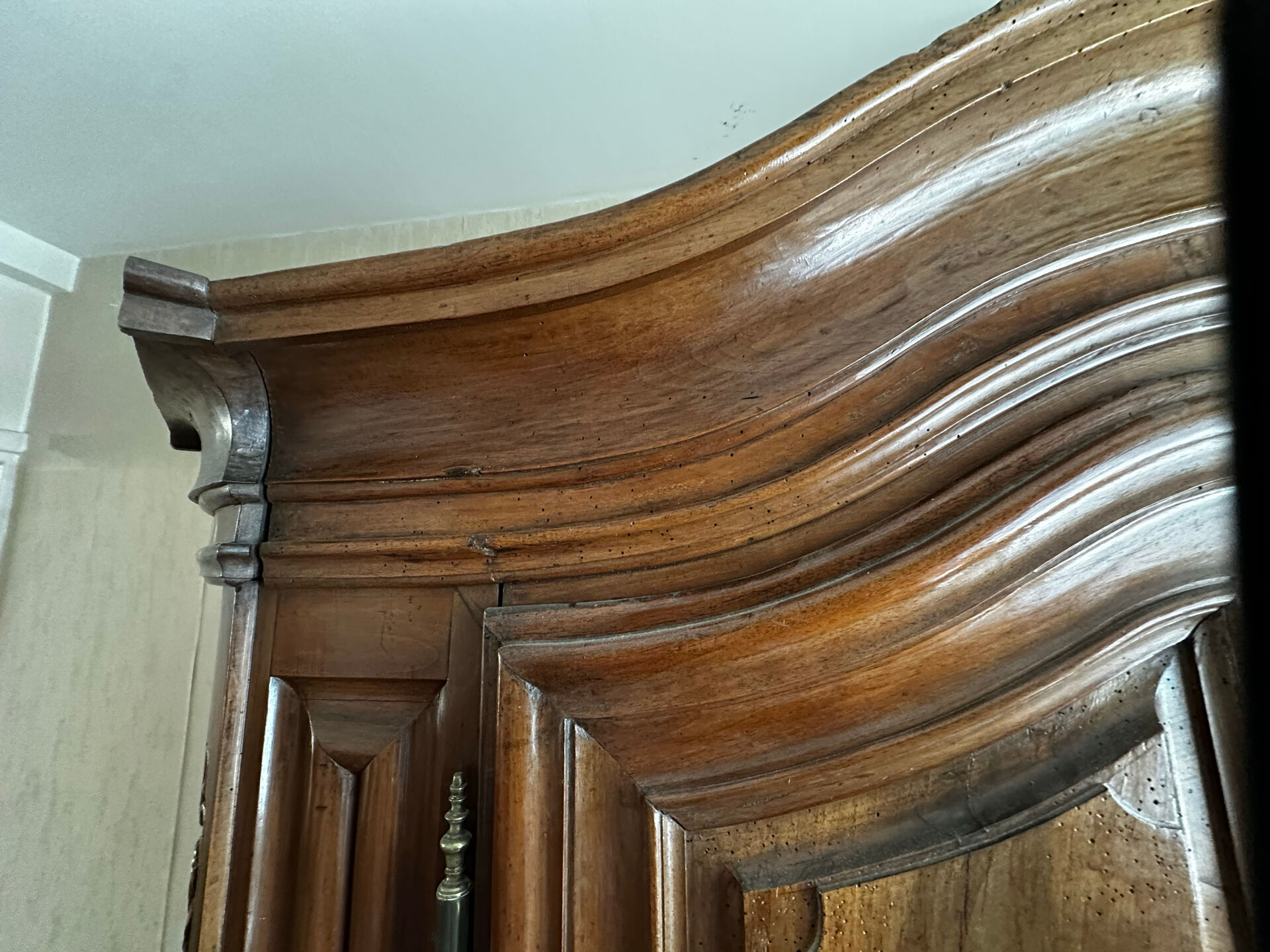 Large Alsatian Louis XV wardrobe in solid walnut – 18th century