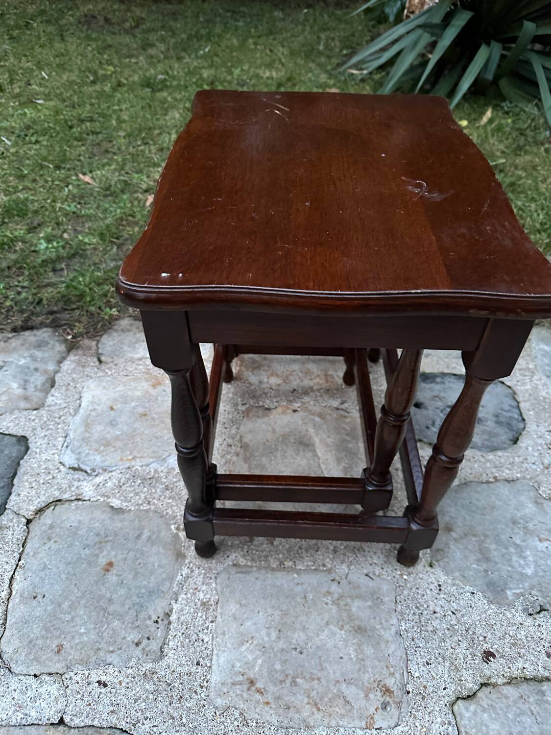 Set of two nesting tables