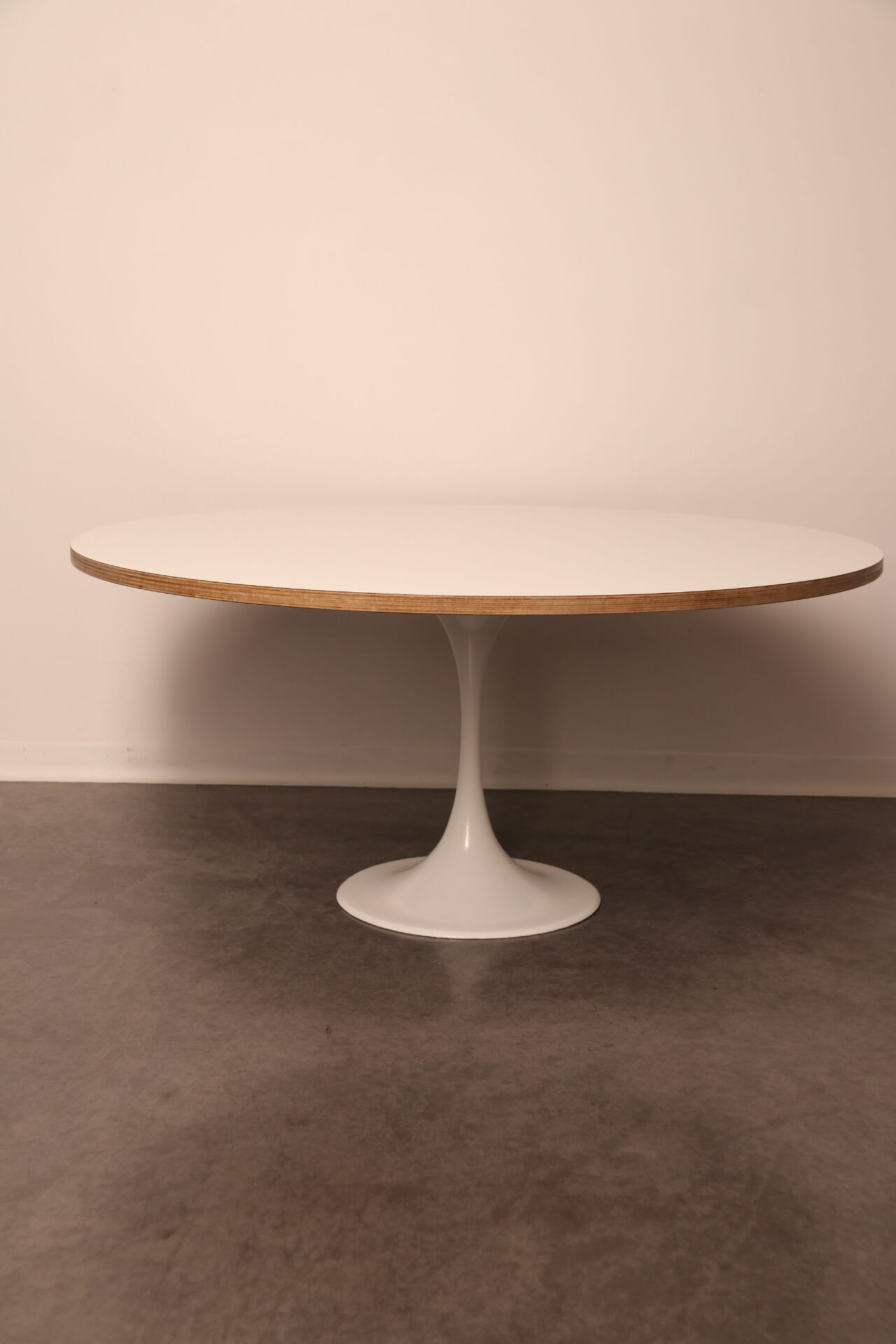 Table basse avec pied tulipe blanche - années 1960