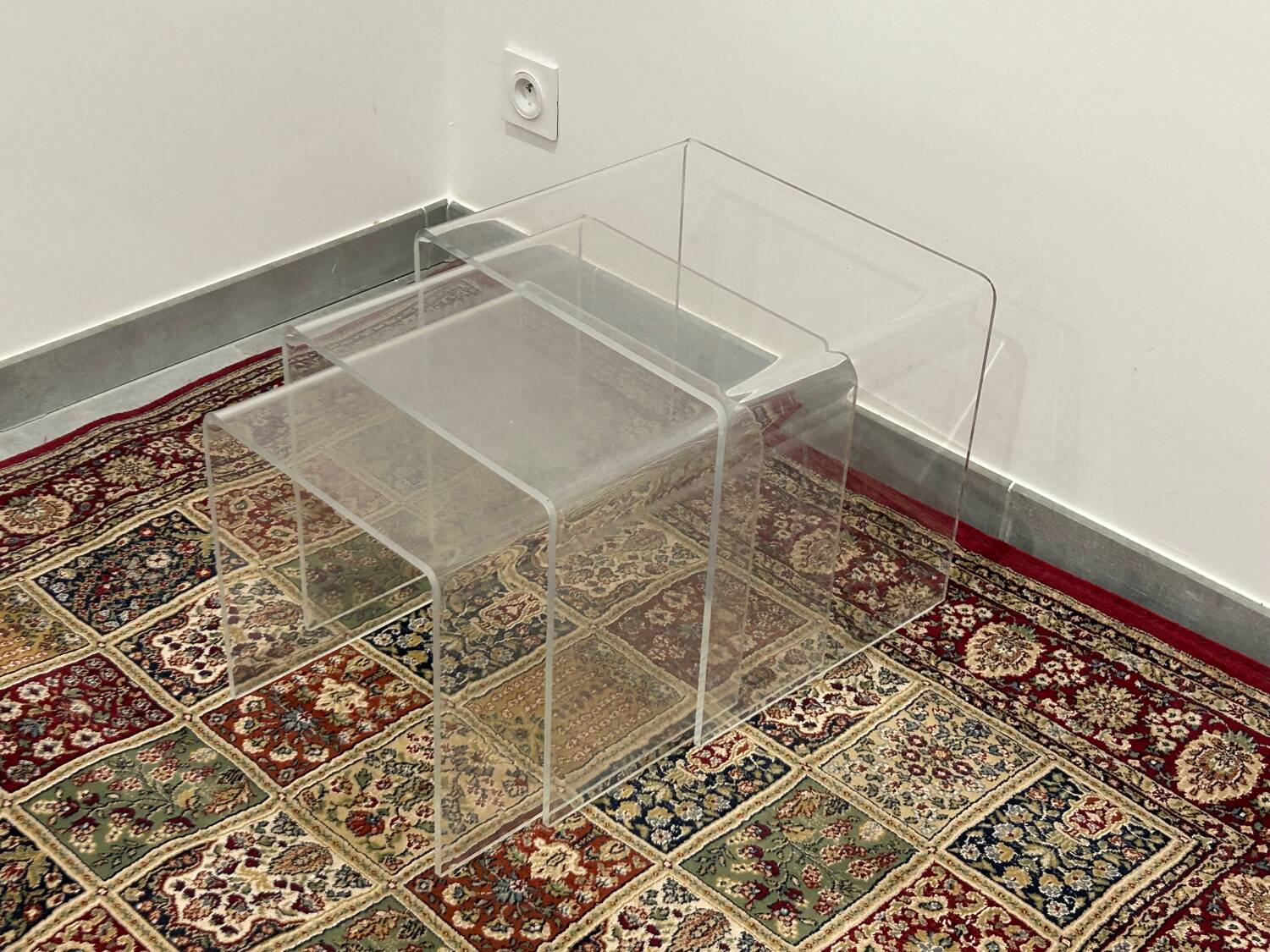 Set of 3 nesting tables in plexiglass.