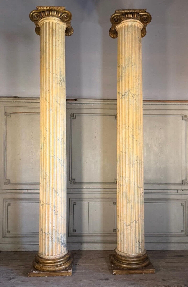 deux colonnes et quatre demi-colonnes cannelées, bois sculpté et faux marbre, XVIIIème siècle