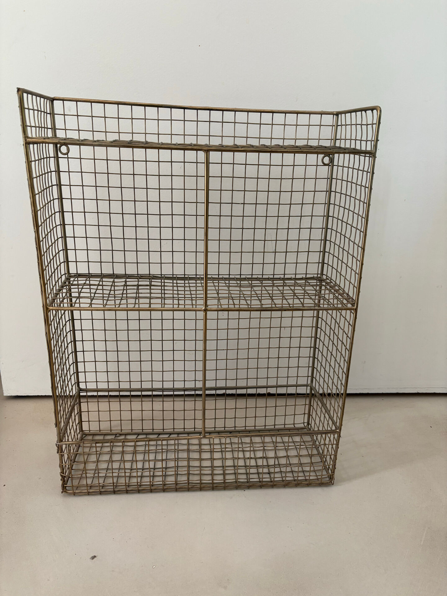 Meuble étagère en laiton