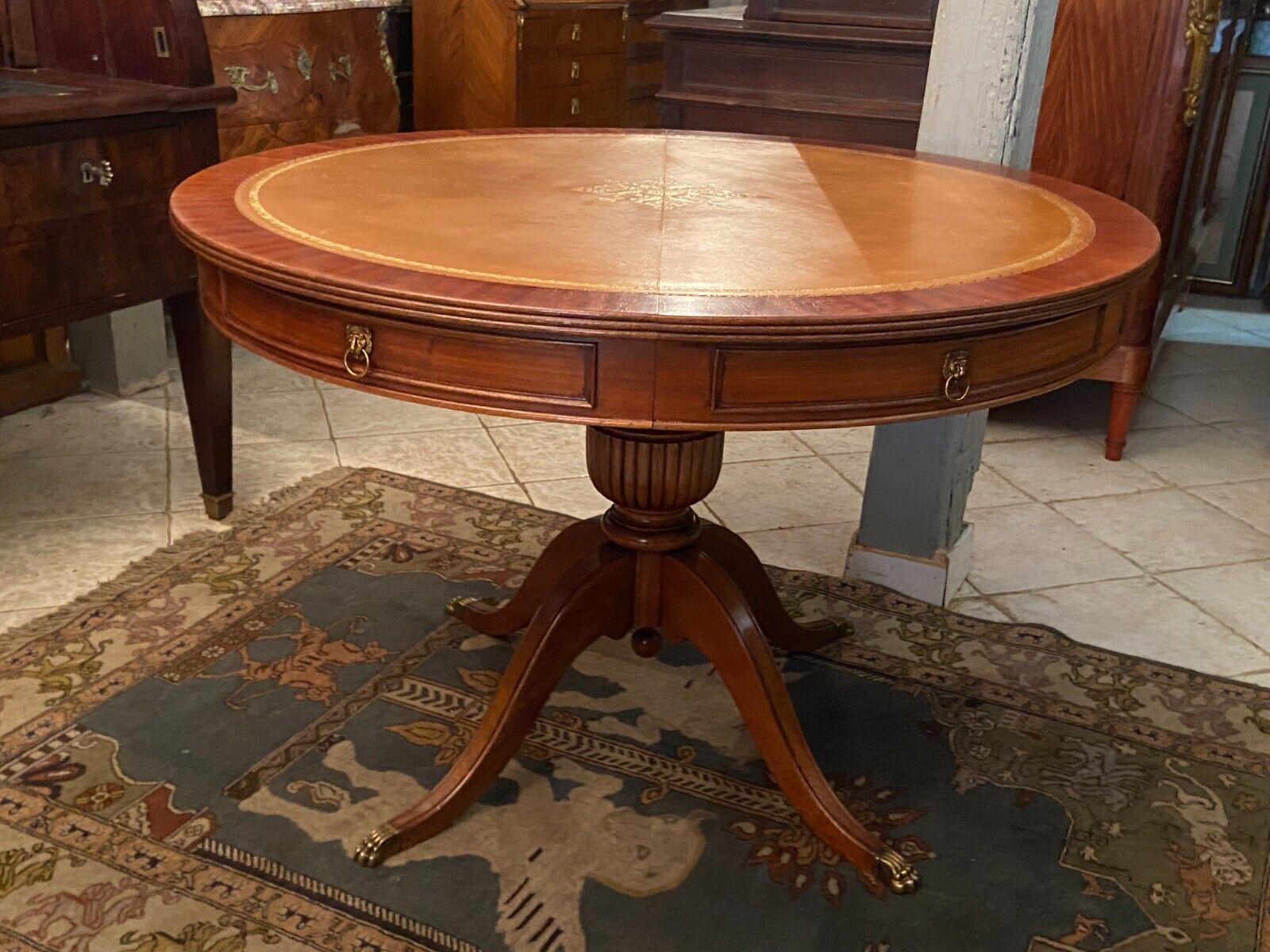 Circular table in light mahogany and leather base claw English style