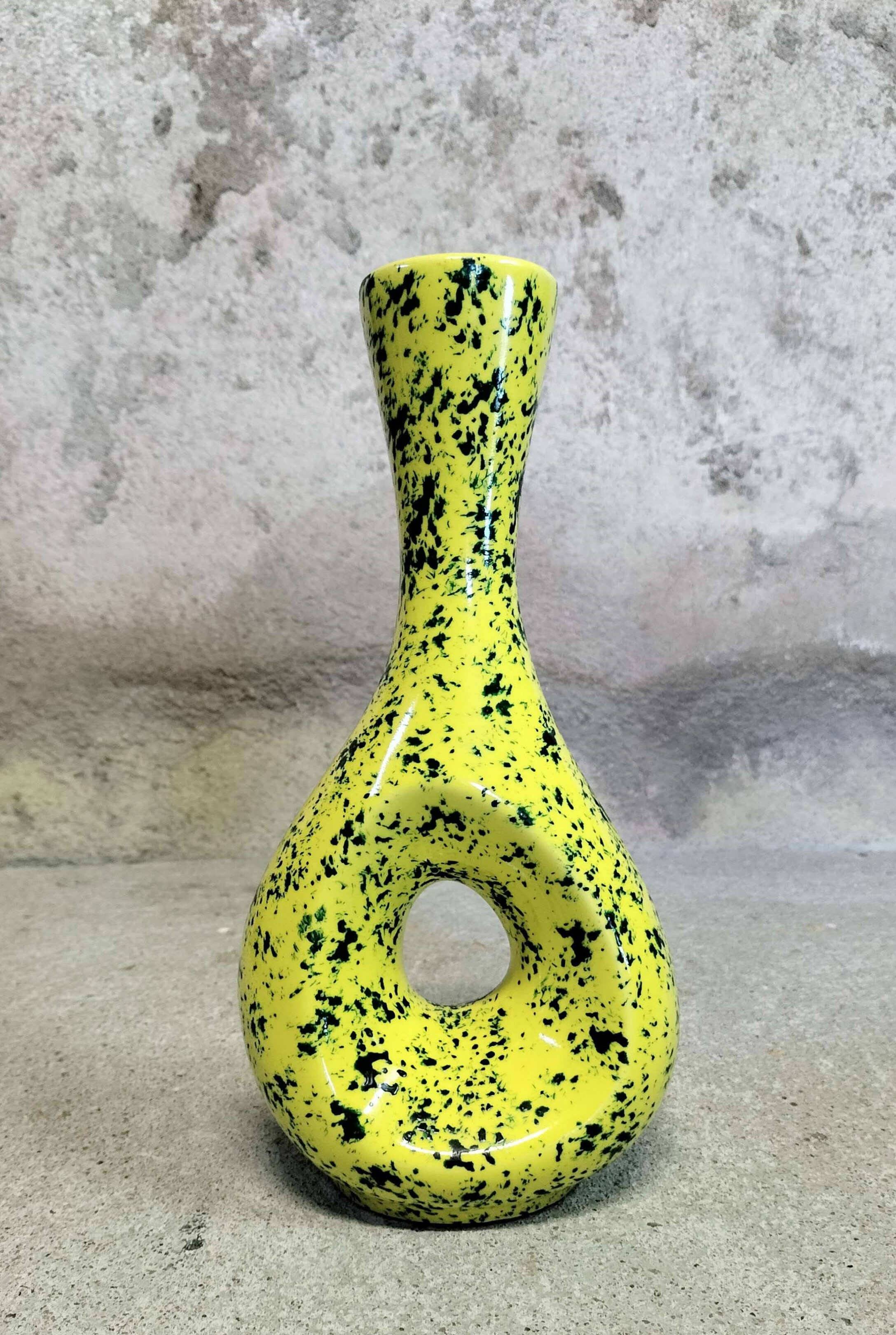 Vase en céramique jaune aux éclats verts