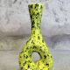 Vase en céramique jaune aux éclats verts