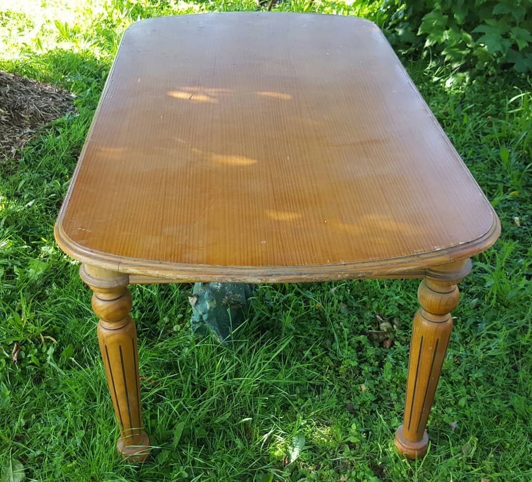 Country table fluted feet and turned