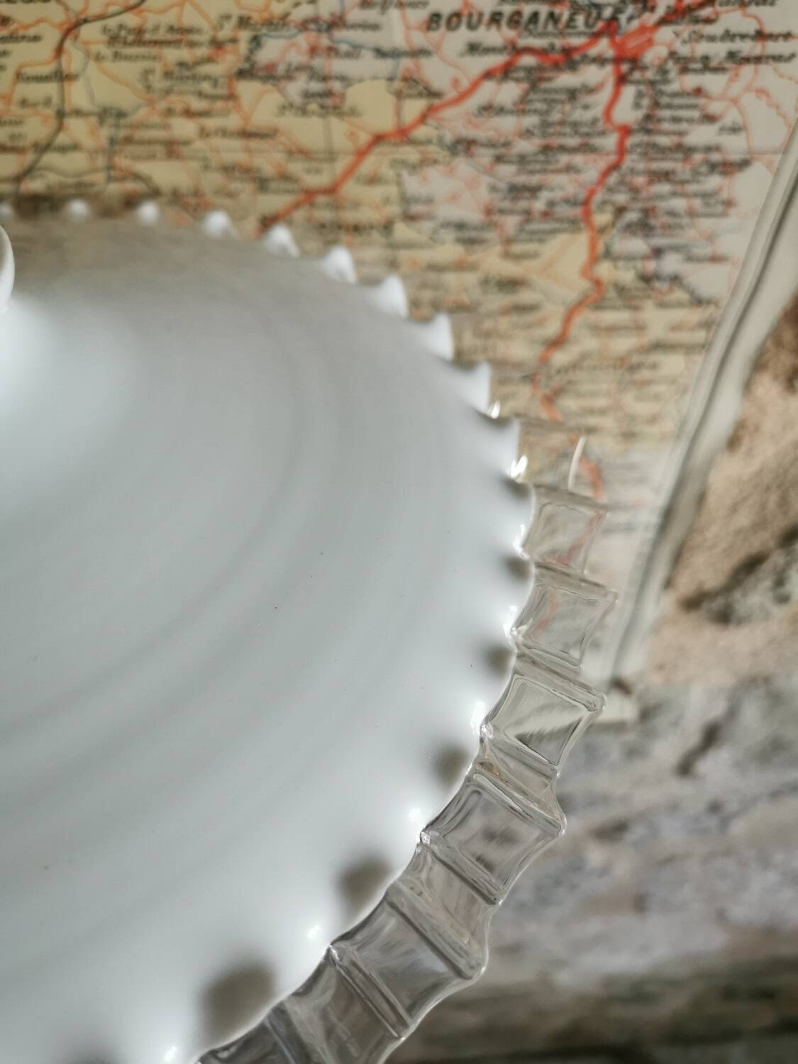 Suspension in white lace opaline, sky blue cable.