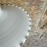 Suspension in white lace opaline, sky blue cable.