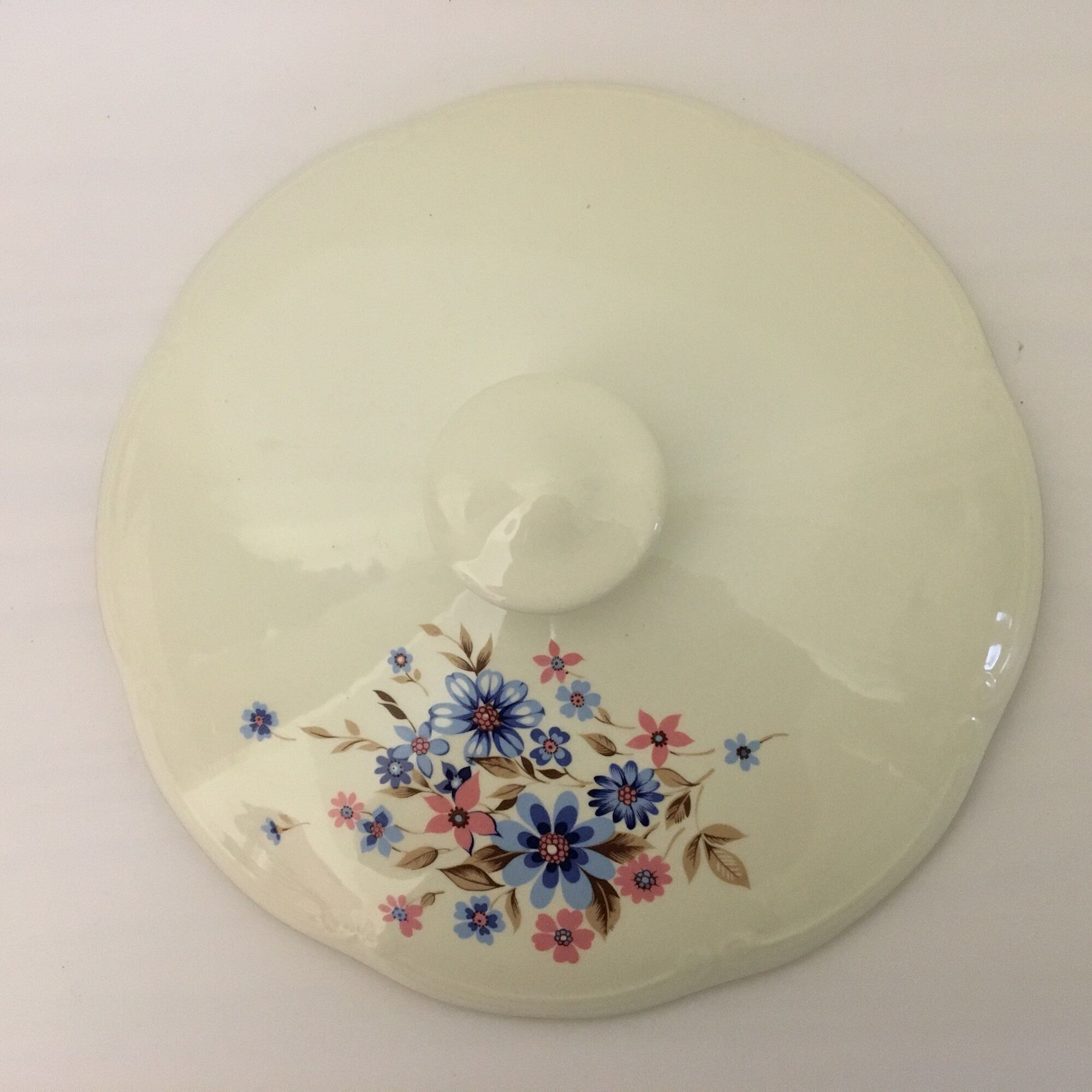 Soup pot "Gien" with spring flower motifs