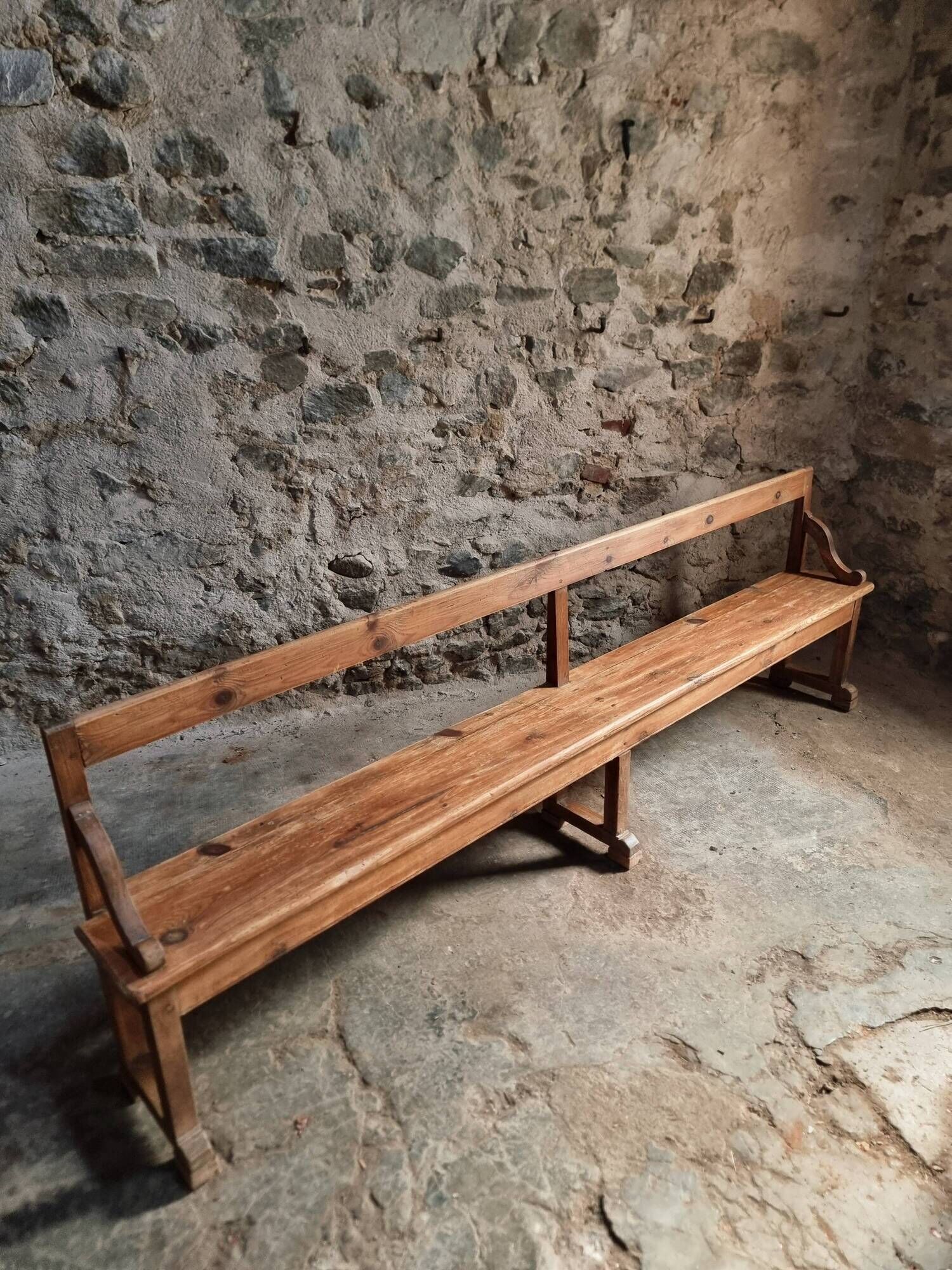 Grand banc ancien en bois avec dossier – fin XIXe siècle, pin et chêne