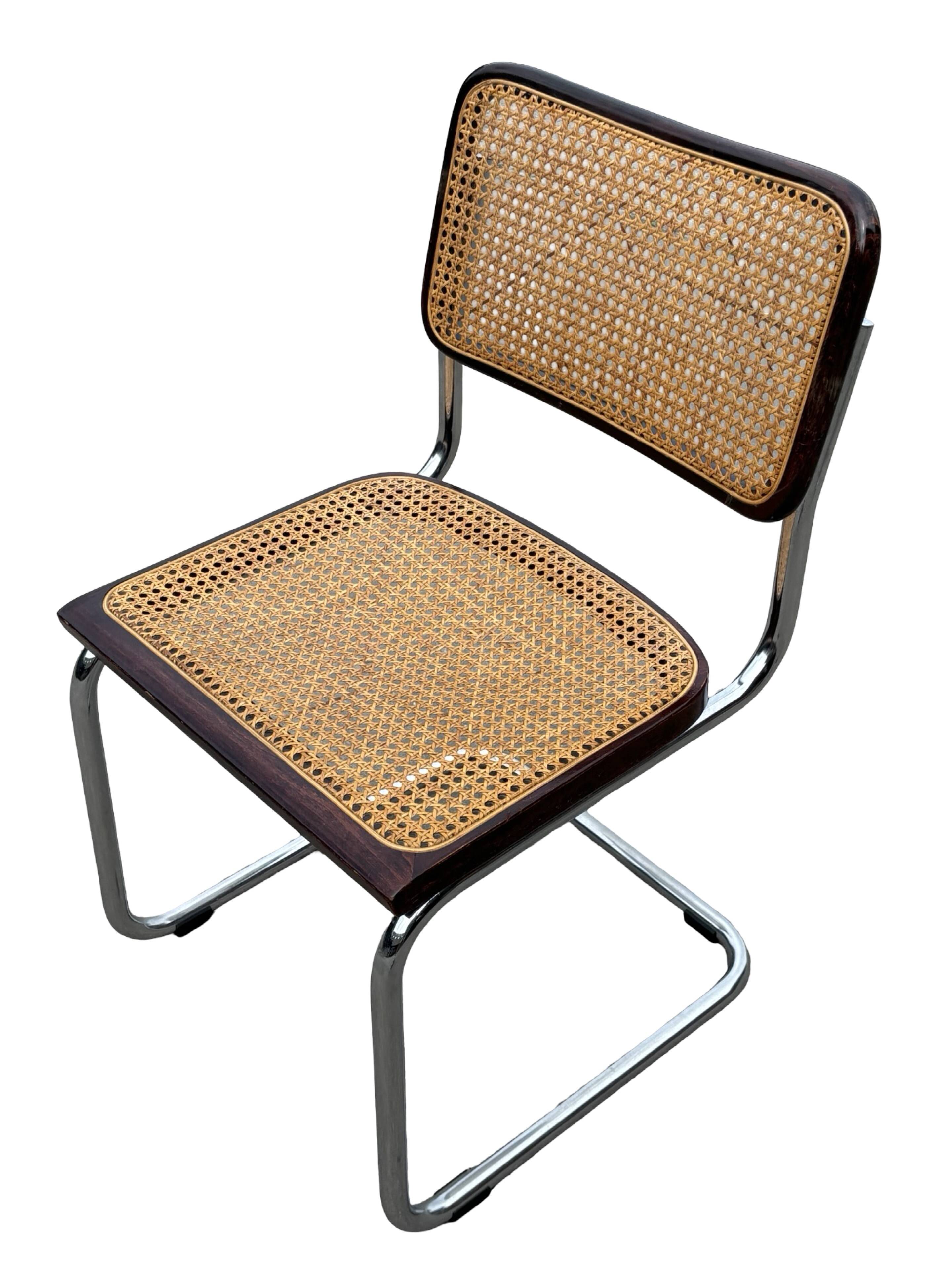 Ensemble de 4 chaises Cesca B32 conçues par Marcel Breuer, cadre marron foncé.