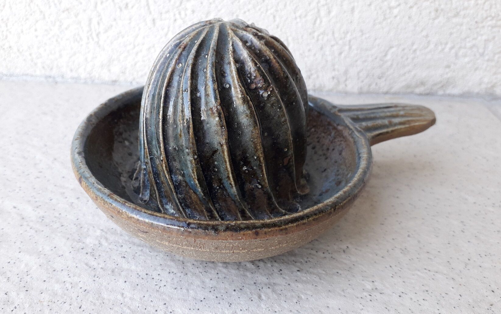 Stoneware lemon squeezer