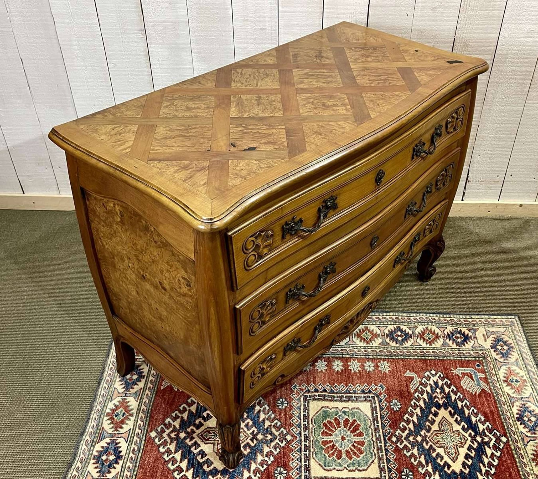 Commode de style Louis XV des années 1950 en merisier et loupe d'orme