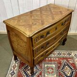Commode de style Louis XV des années 1950 en merisier et loupe d'orme