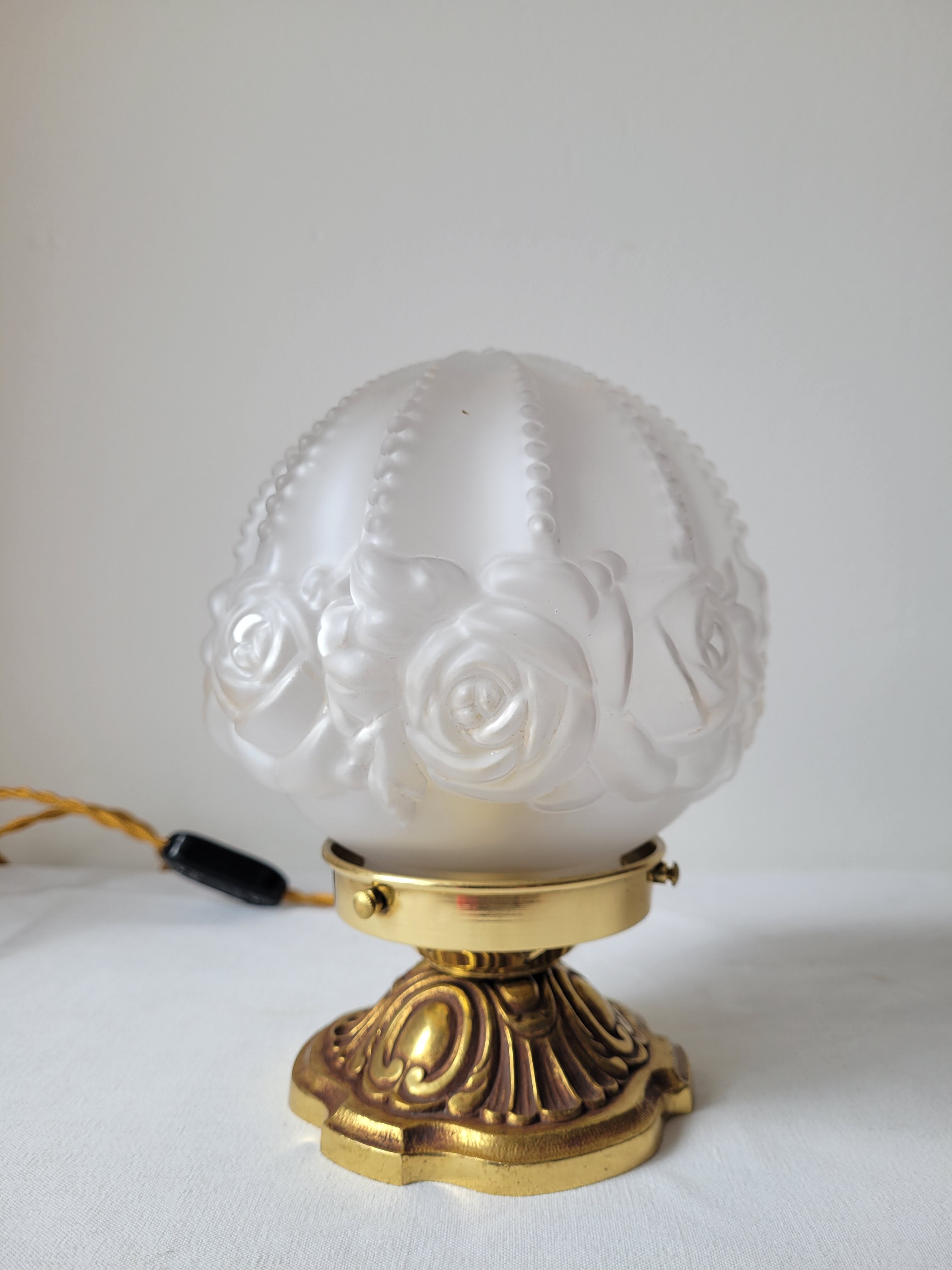 Art deco lamp in bronze and frosted glass