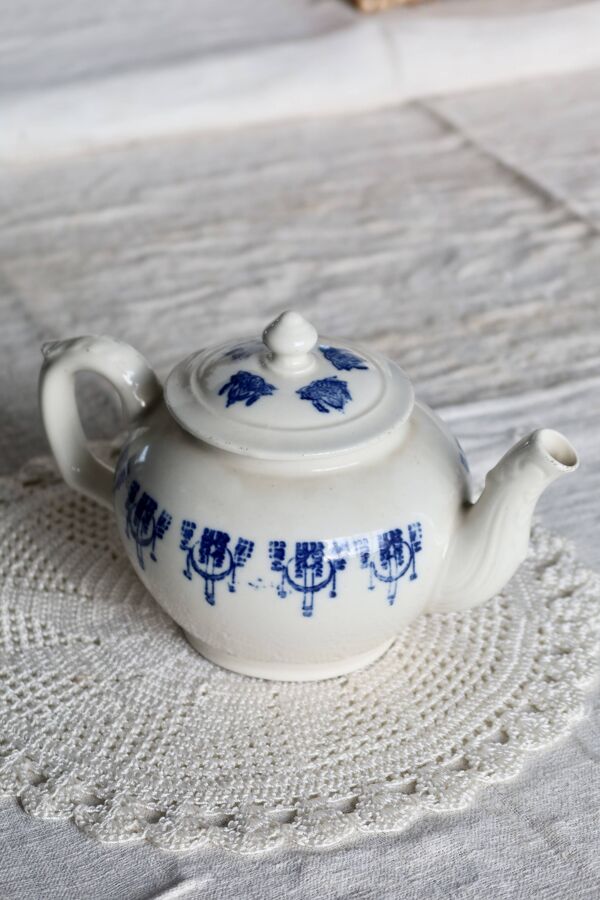 Théière ancienne Saint-Uze terre d'acier motif bleu cobalt
