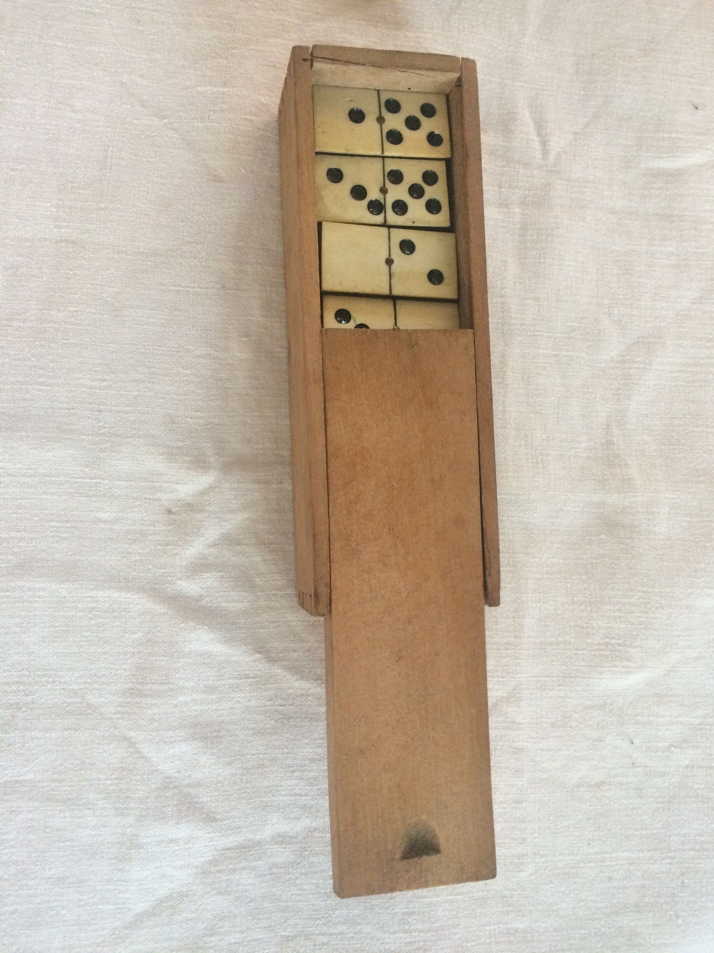 Box old dominos. Dominoes in os.