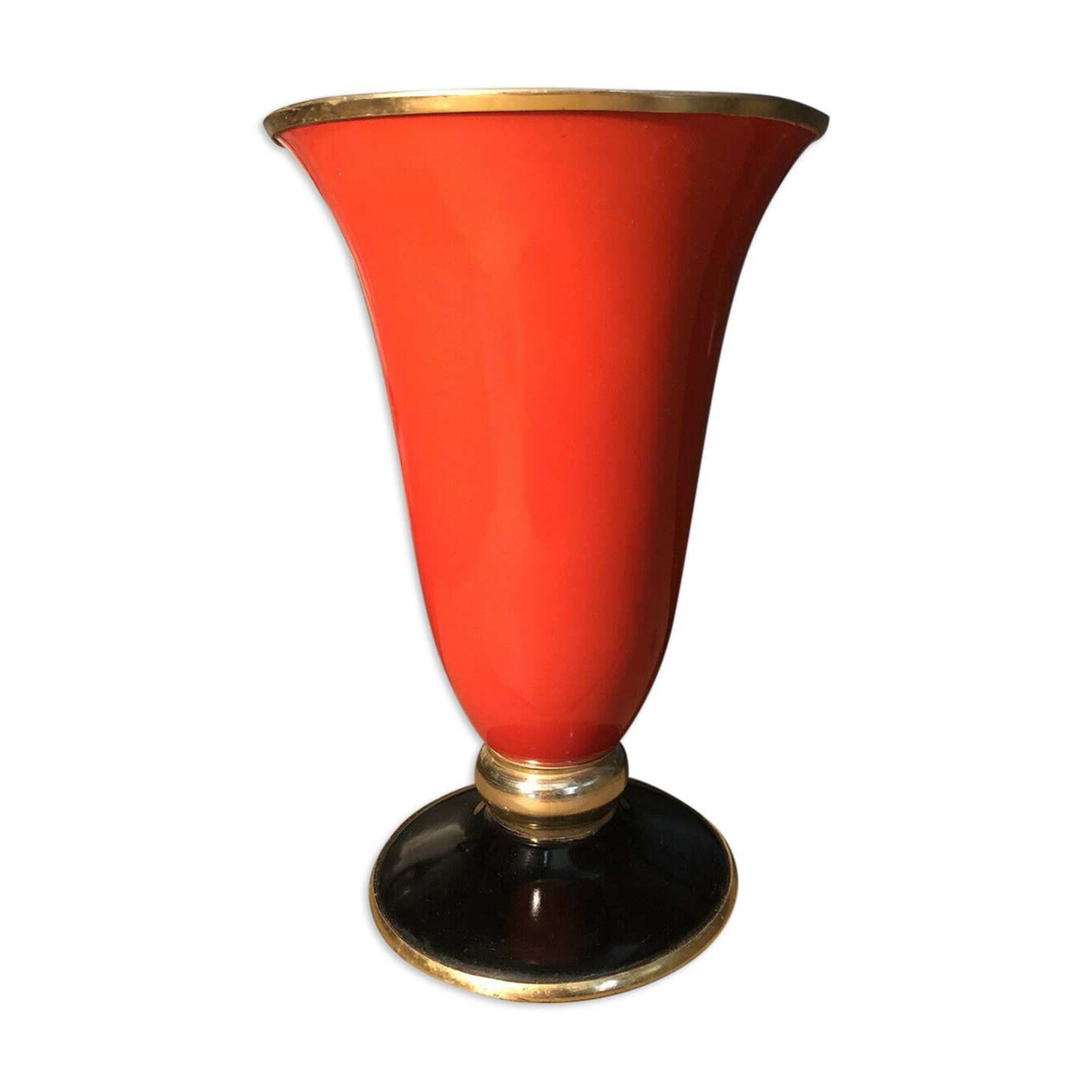 Cut vase on foot in red and black metal