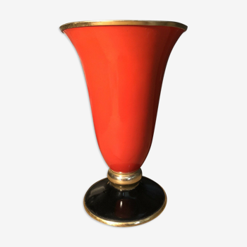 Cut vase on foot in red and black metal