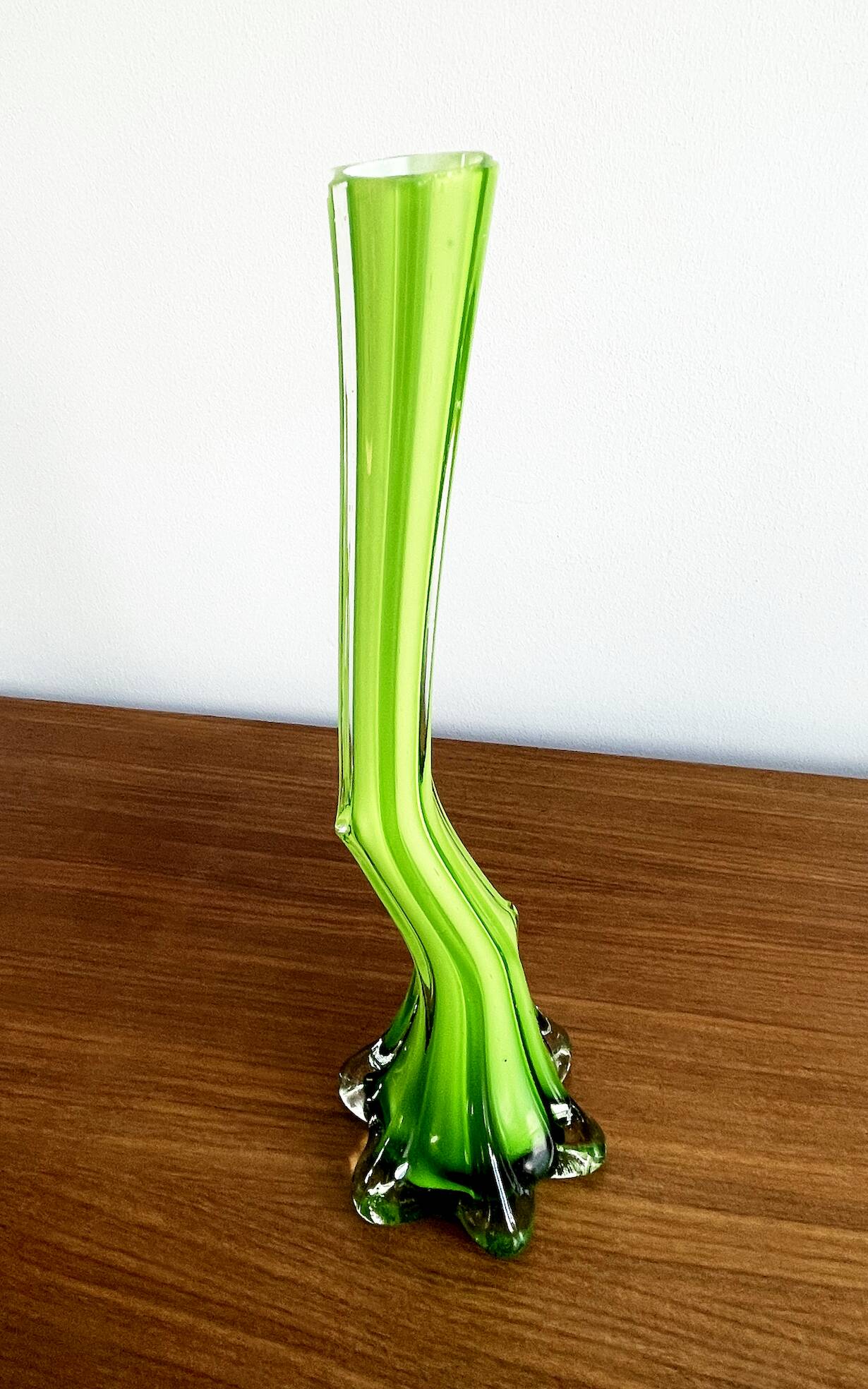 Vase cannelé en verre vert italien en forme de tige courbée, avec pied d'éléphant