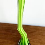 Vase cannelé en verre vert italien en forme de tige courbée, avec pied d'éléphant