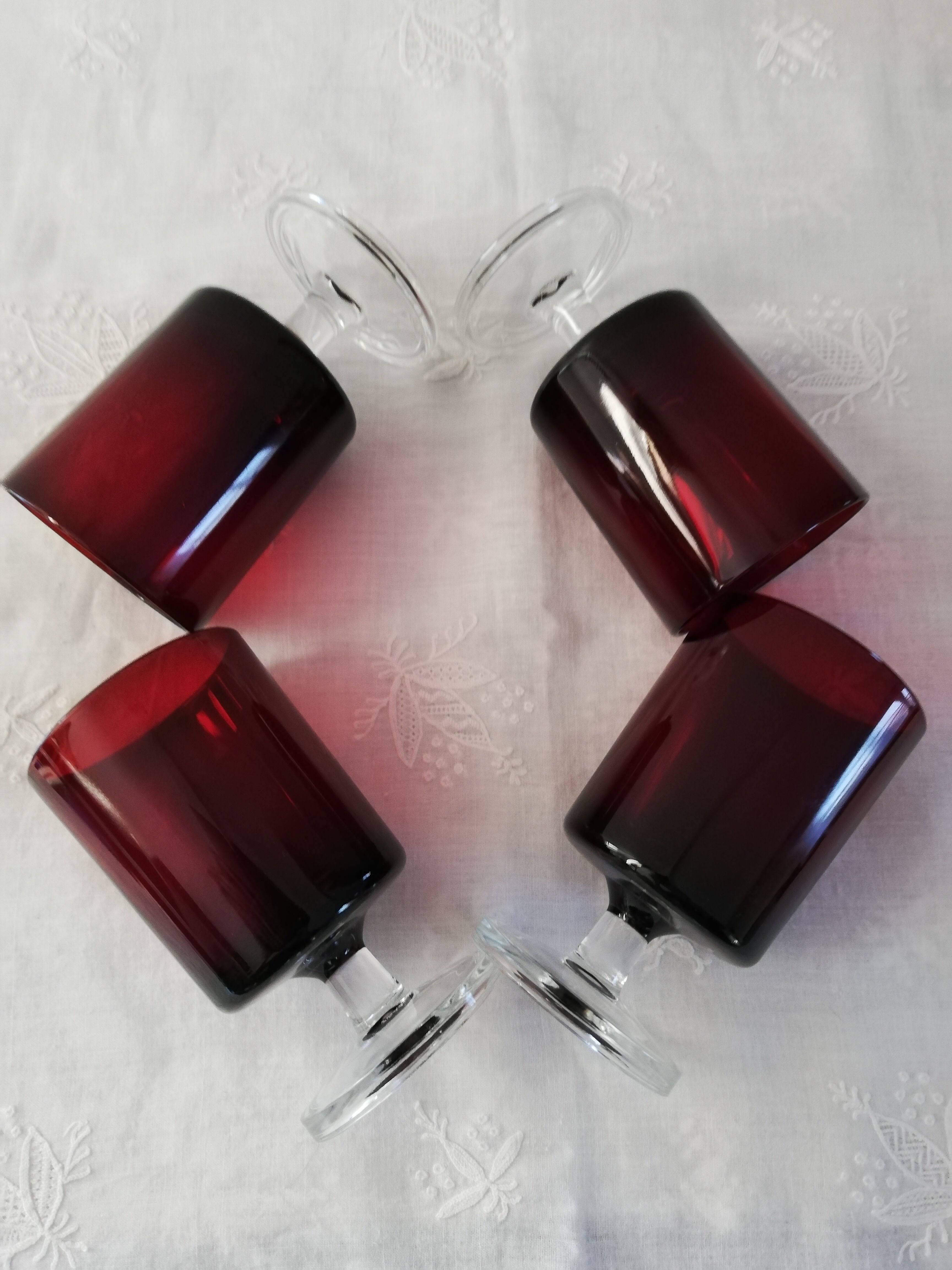Set of 4 red-coloured wine glasses