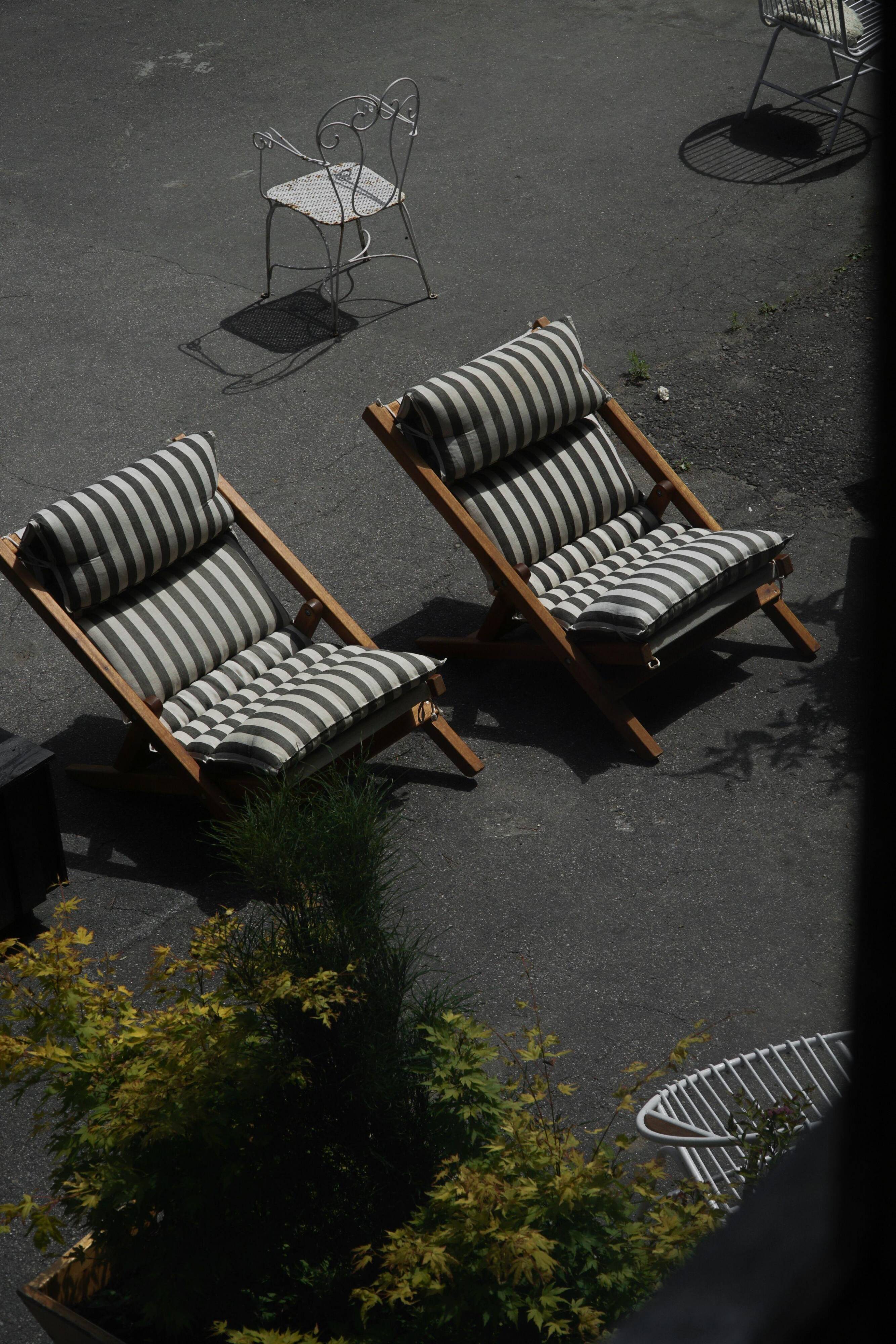 Mid-century dining/lounge chairs in pine and striped cotton canvas, Denmark, 1970s.