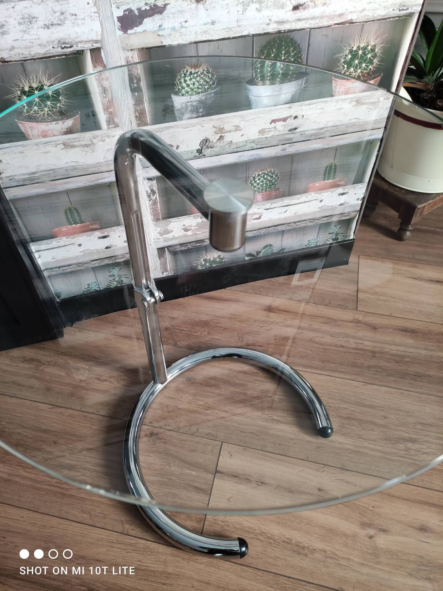 End of sofa, pedestal table, side table paget top in chrome-plated glass base