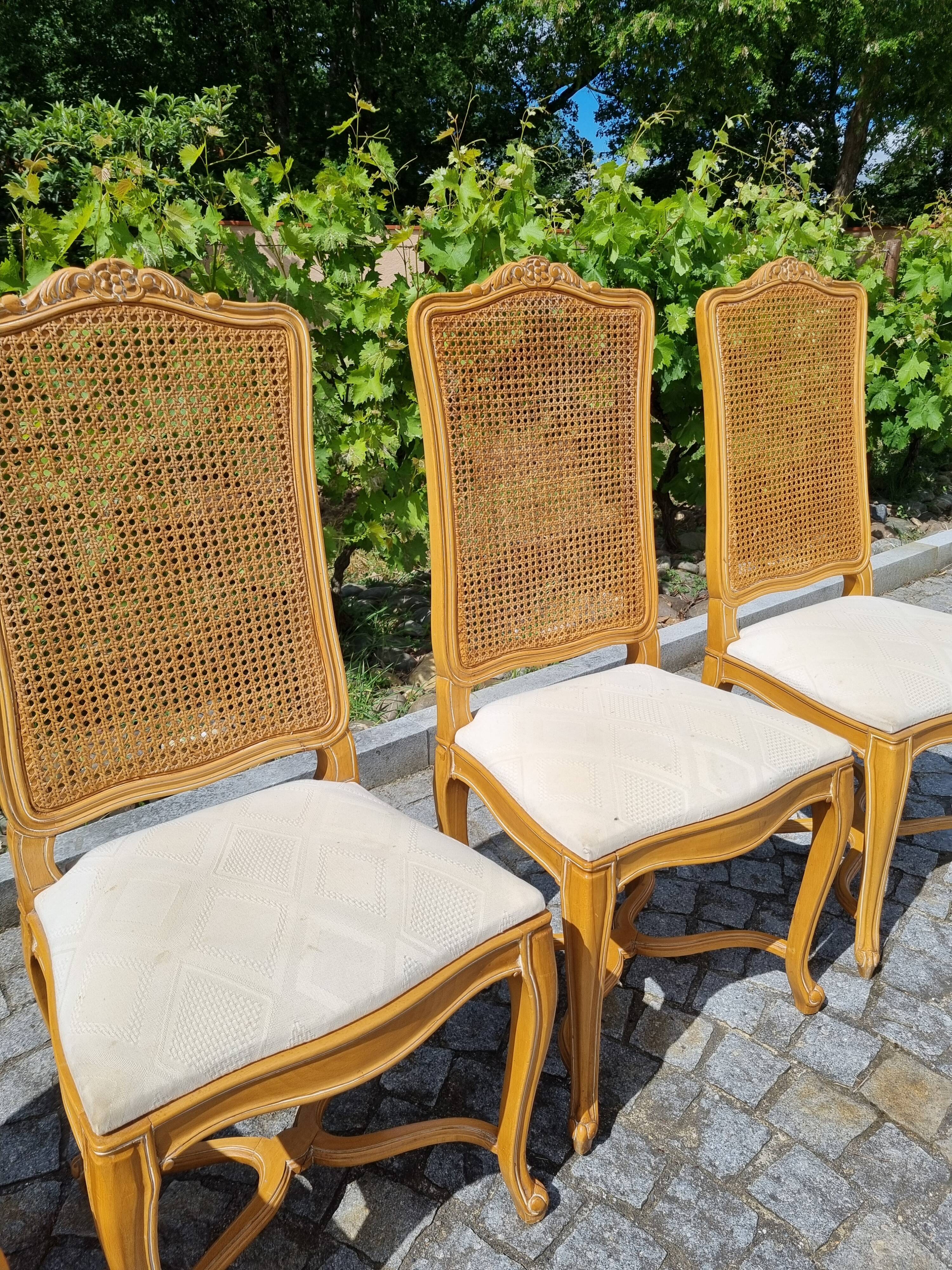 4 chaises en bois cérusé et dossier canné