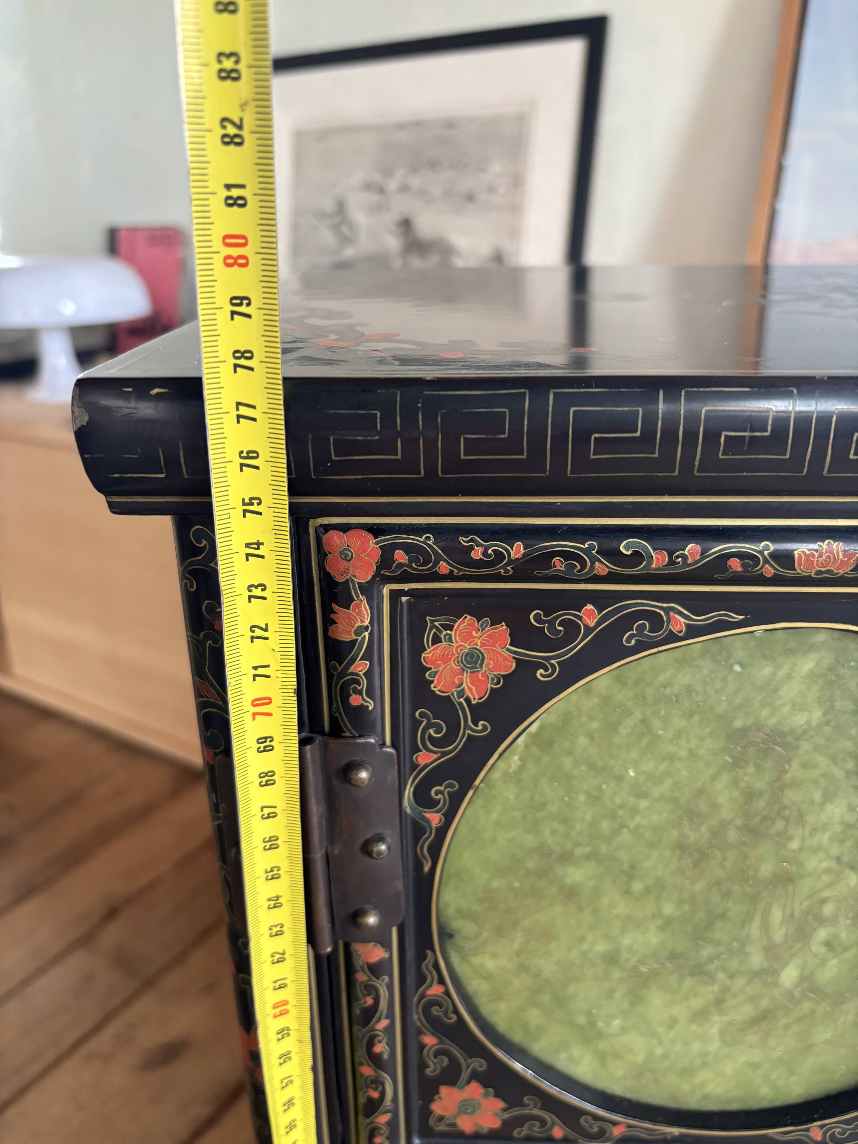 Small Chinese cabinet in black lacquer.