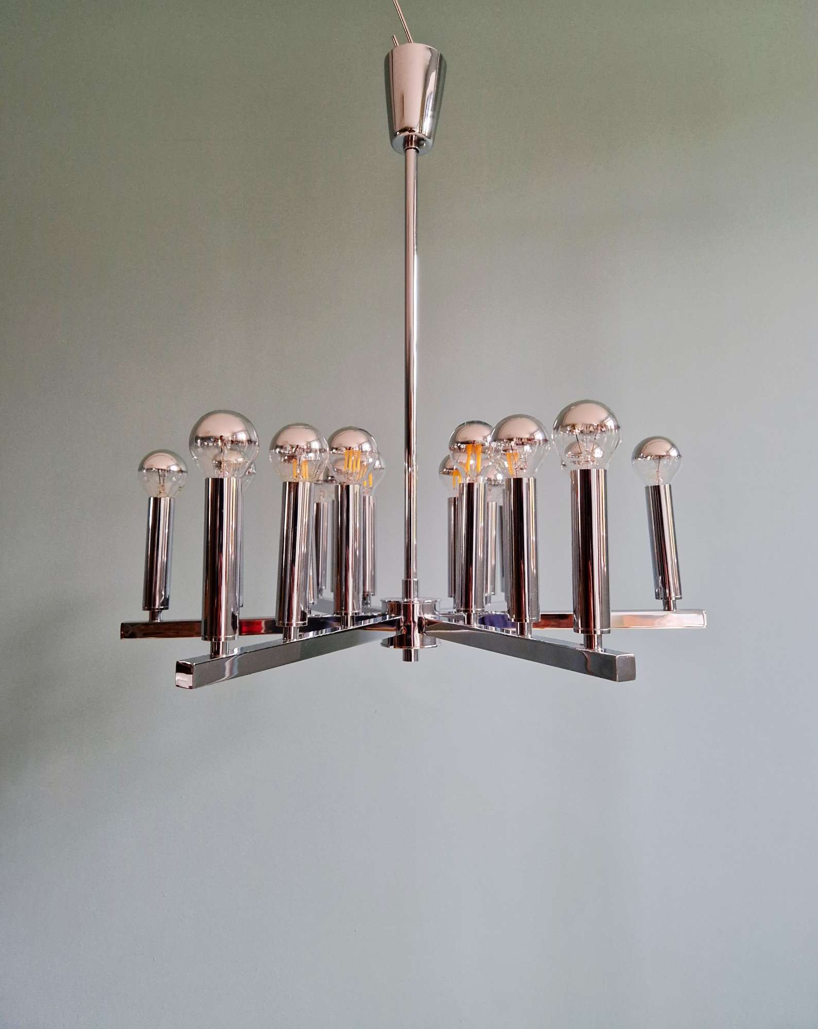 Chrome metal Space Age chandelier, 18 light points, 1970.