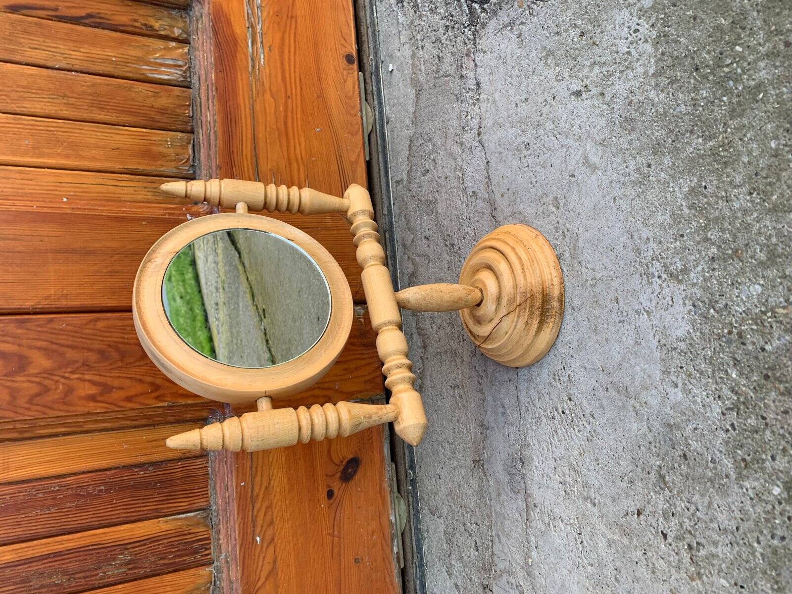 Swivel tabletop mirror in solid blonde pine, turned design from the 1950s, Czech Republic.