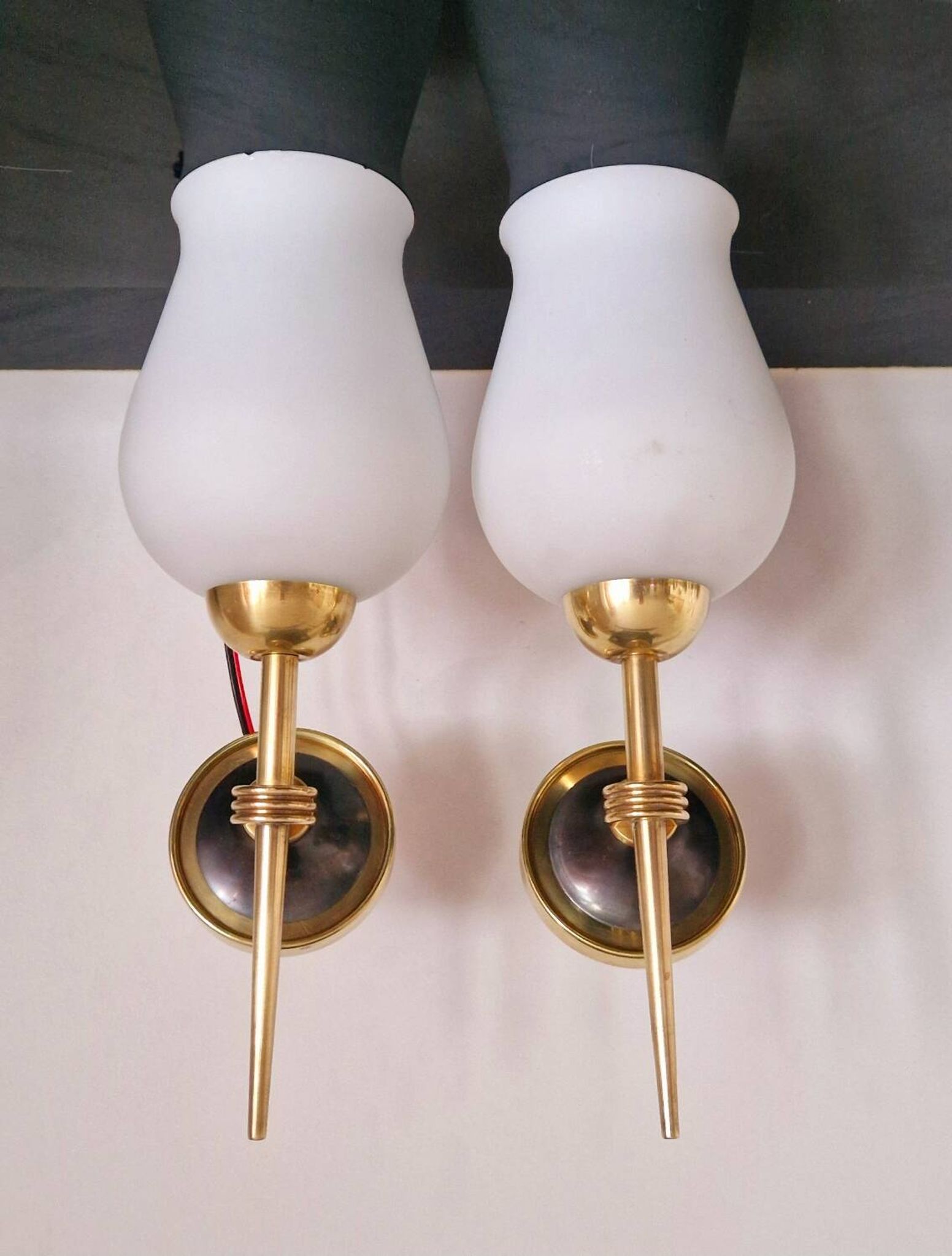 Paire d'appliques opaline et laiton 1950