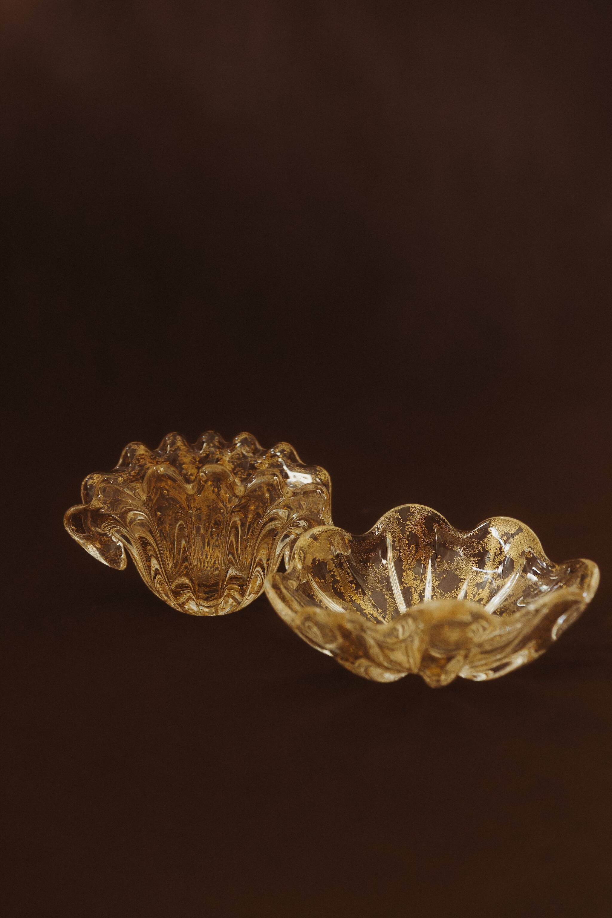 Centre de table en verre de Murano clair à poudre d’or, XXe siècle