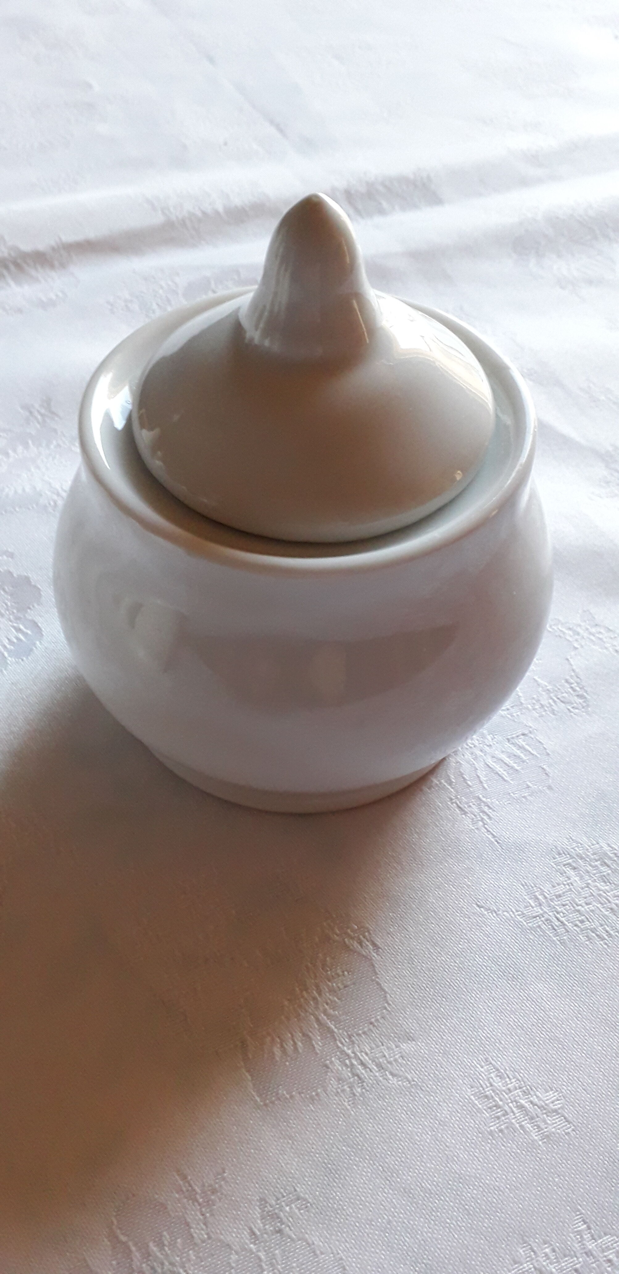 Set of 4 small covered pots in white porcelain