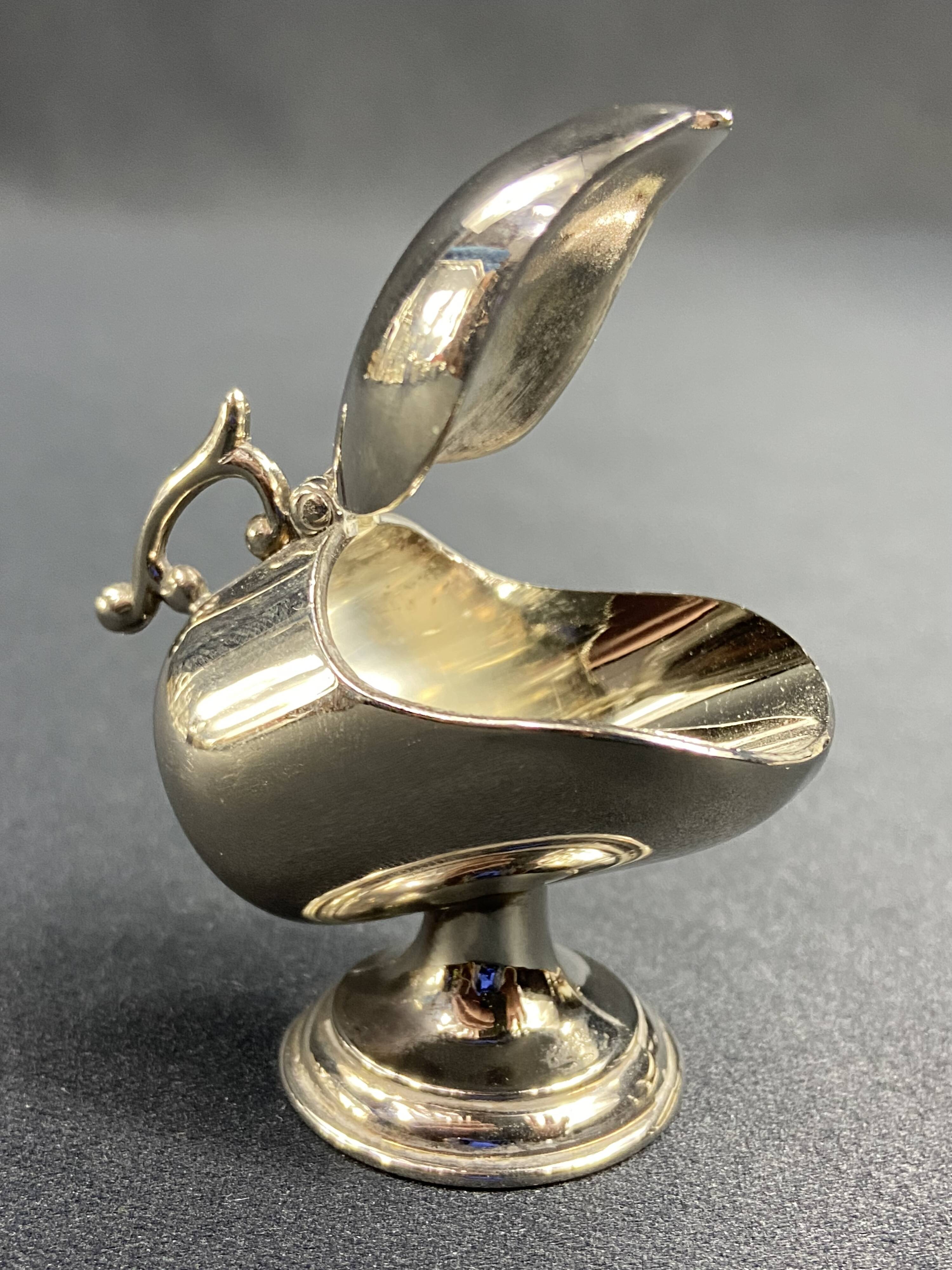 Individual ashtray with metal clasp