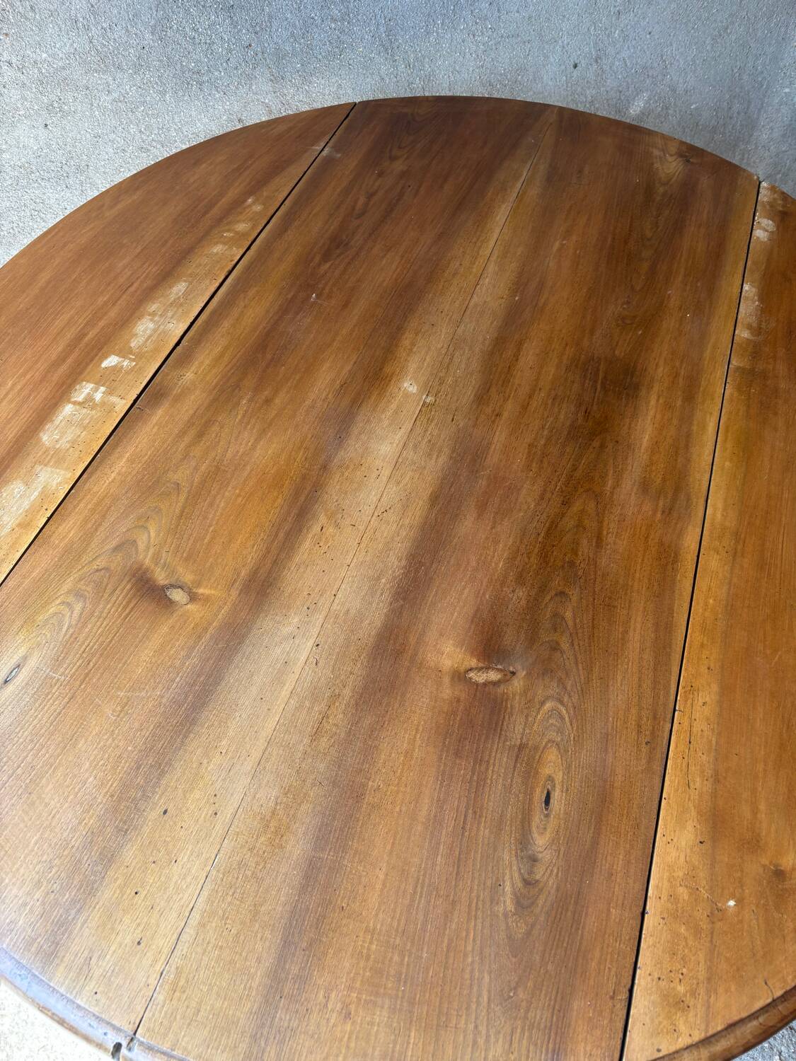 Antique round extendable table without extension