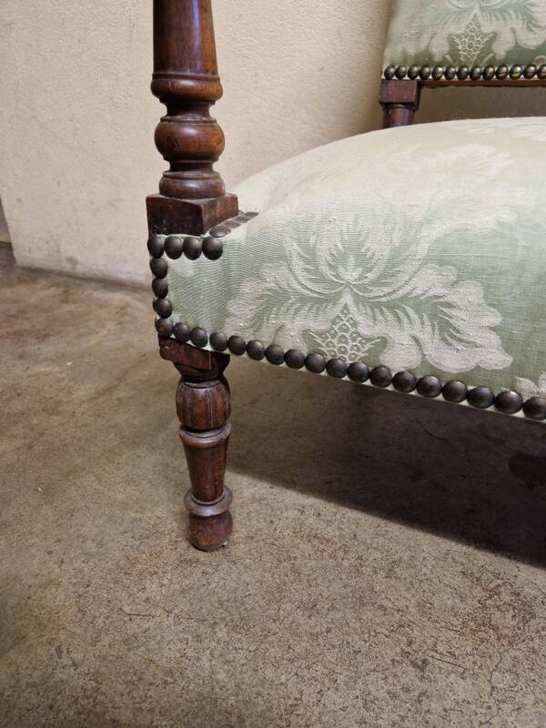 Ancien fauteuil de style Louis XIV en bois mouluré et tissu façon damassé