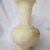 Vase en albâtre