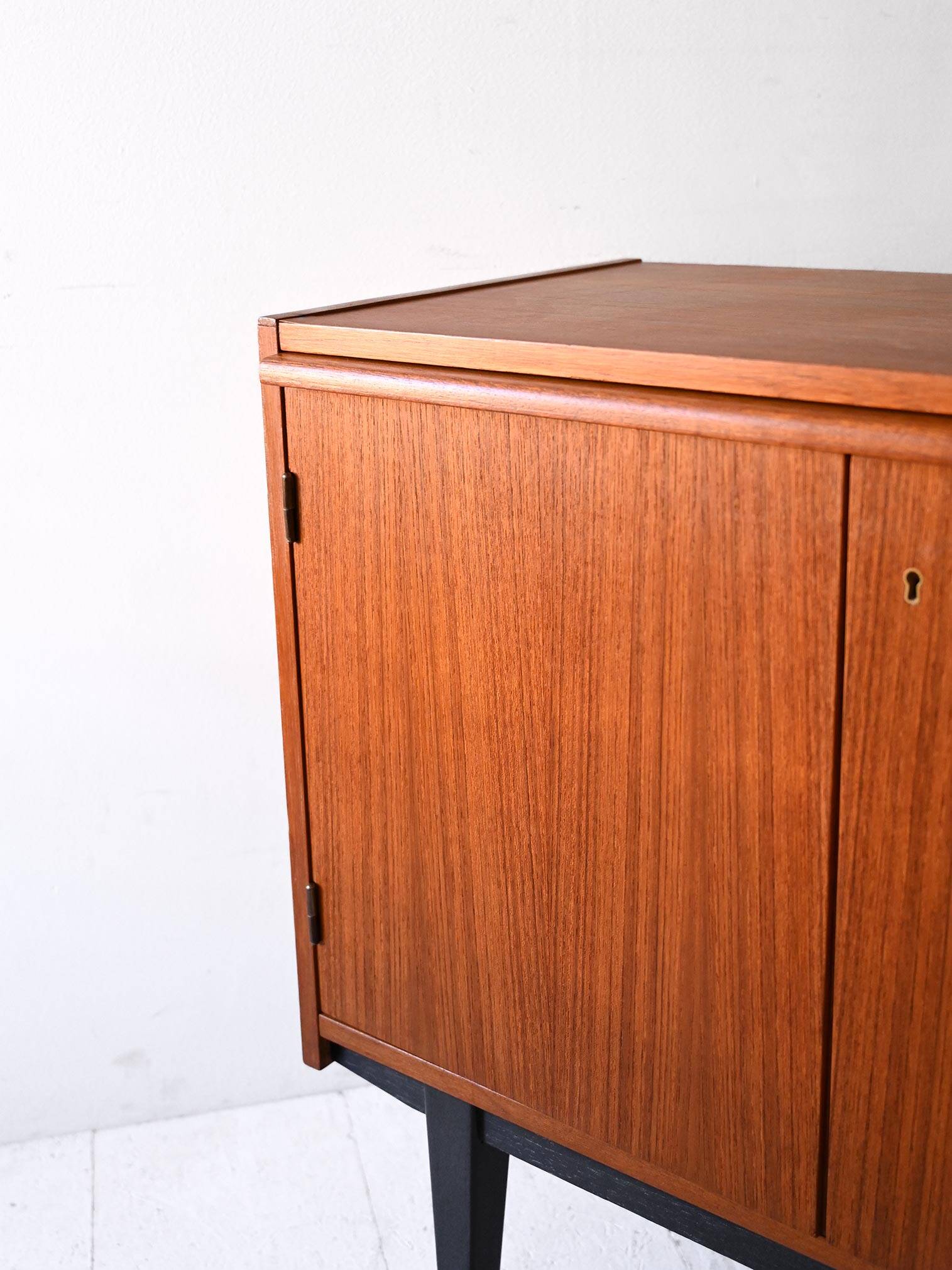 Buffet scandinave avec plateau coulissant