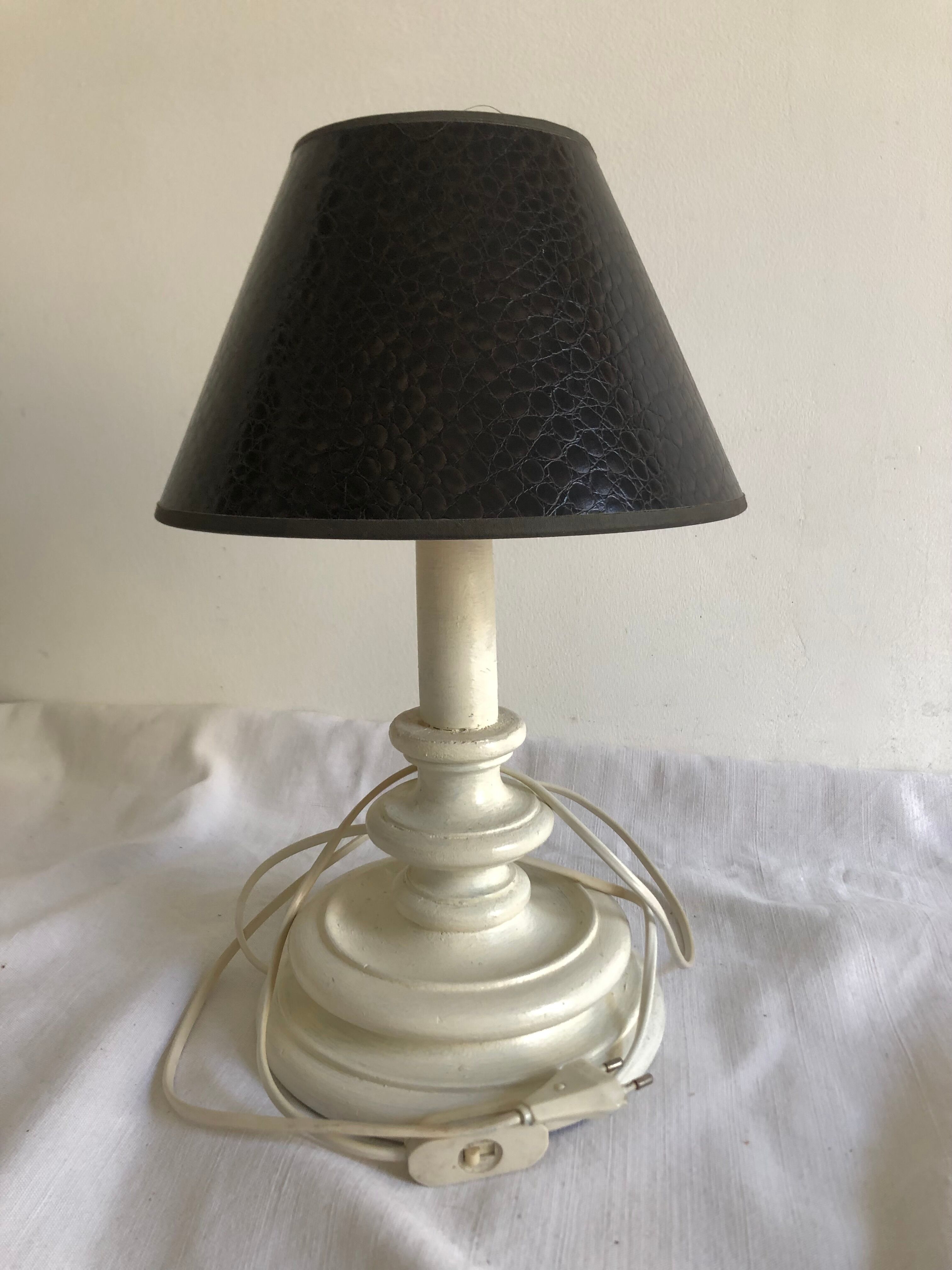 Table lamp with lampshade
