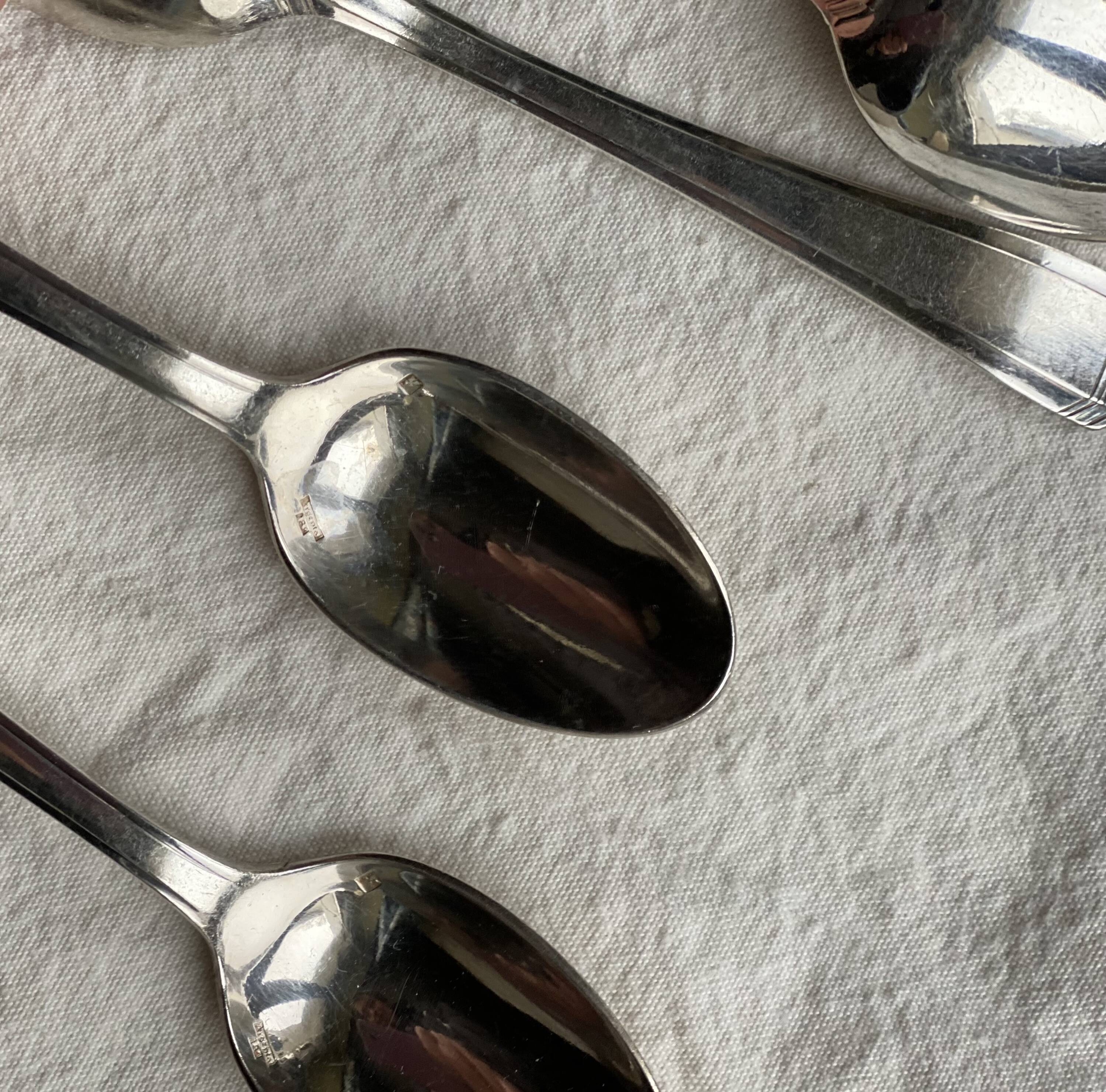 Set of 12 silver-plated metal Art Deco teaspoons.
