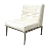 Fauteuil rétro en simili cuir skaï blanc ivoire et structure en métal chromé