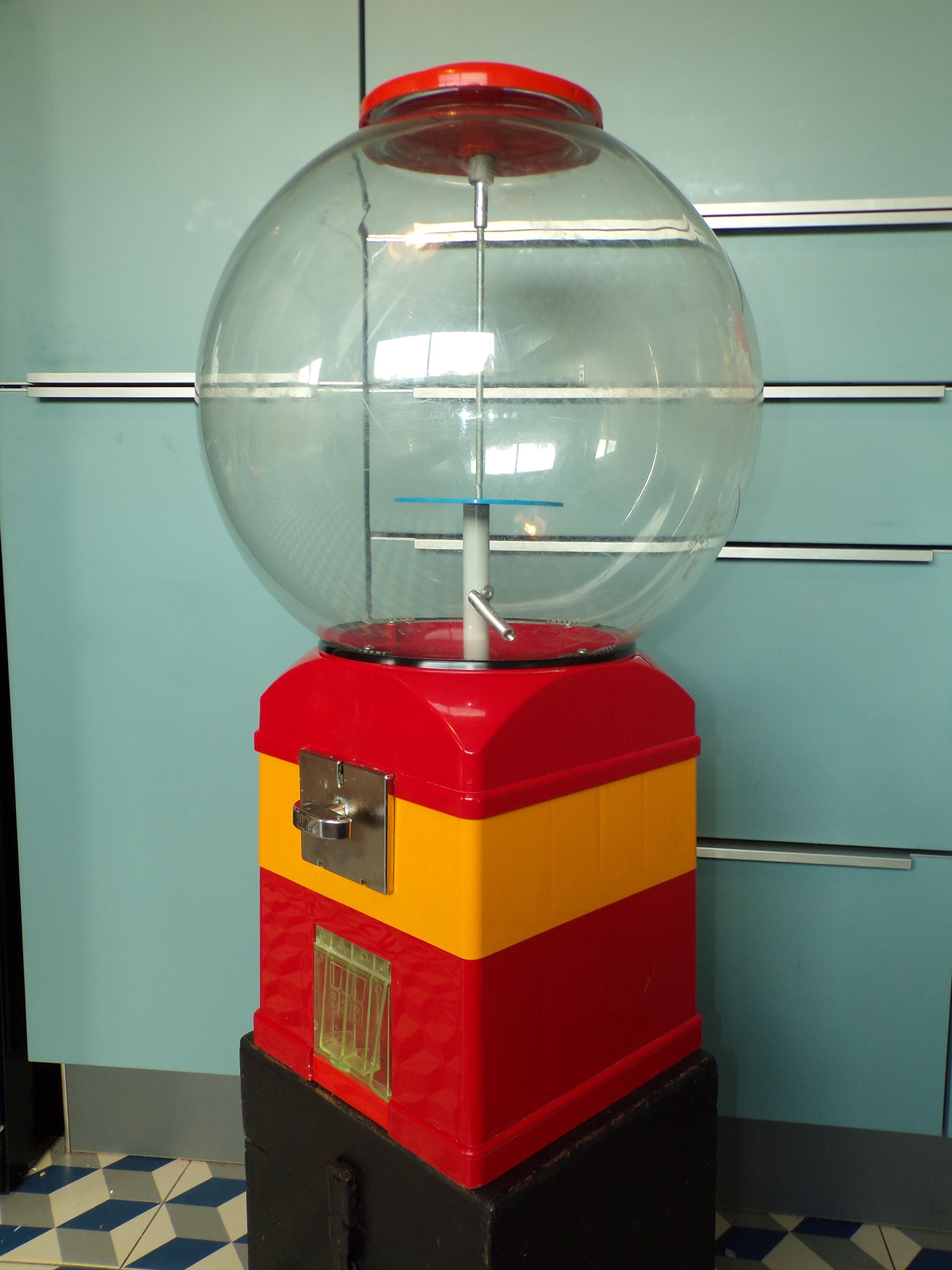 Vintage chewing gum dispenser