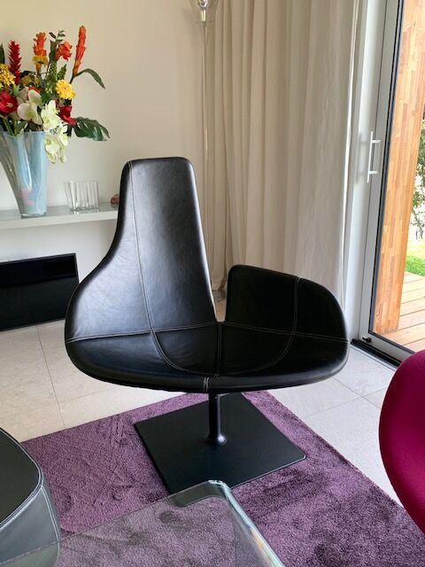 Moroso Fjord armchair with its pouf, design Patricia Urquiola 2002, steel and smooth black leather