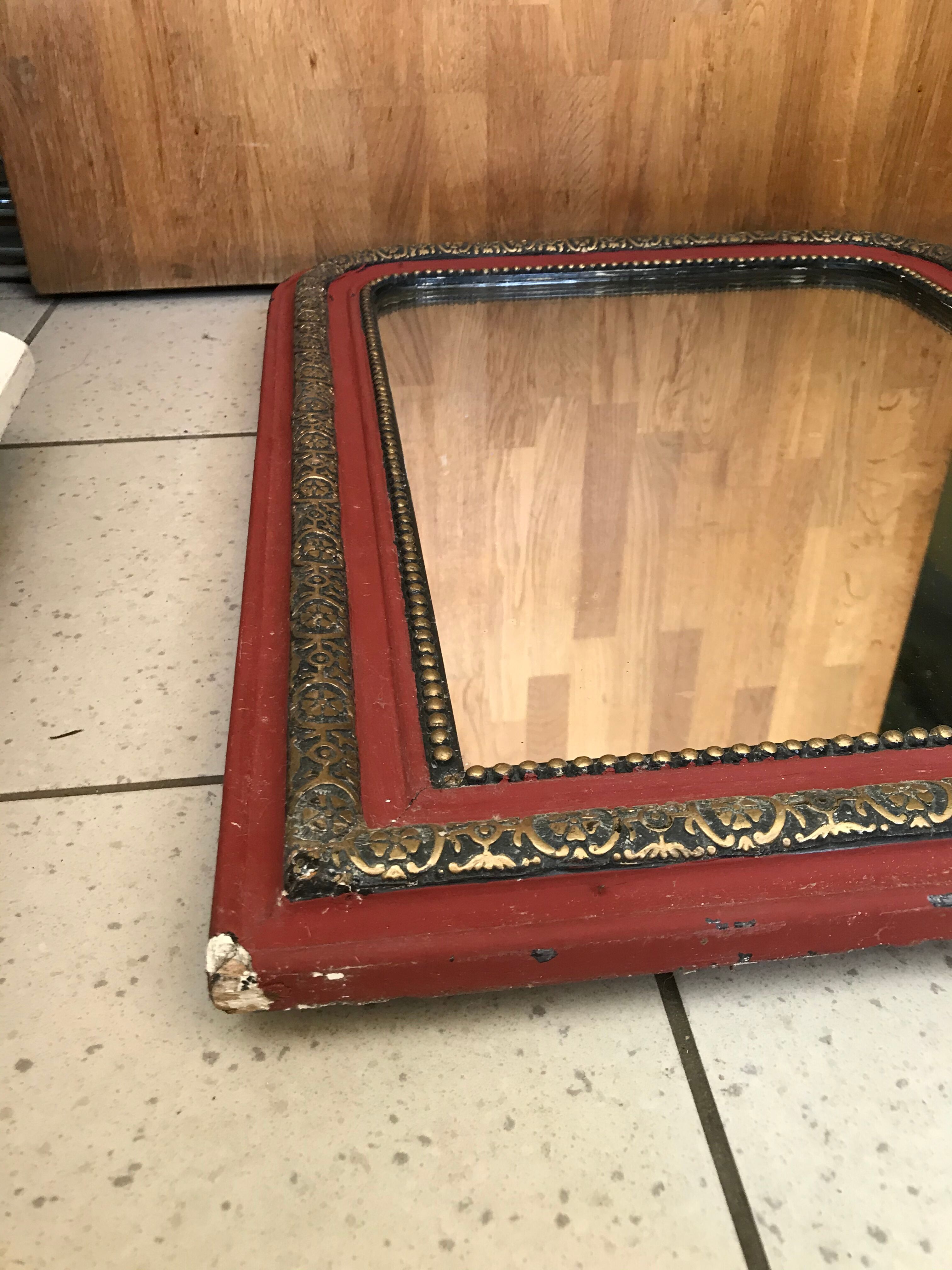 Antique Louis Philippe mirror in wood and plaster with a row of pearls and vintage friezes