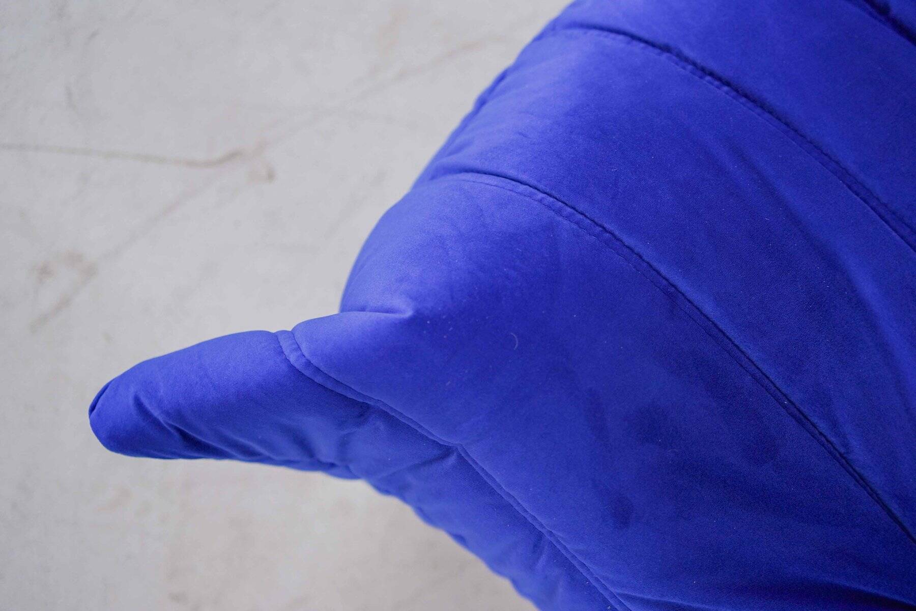 Pouf Togo bleu marine de Michel Ducaroy pour Ligne Roset